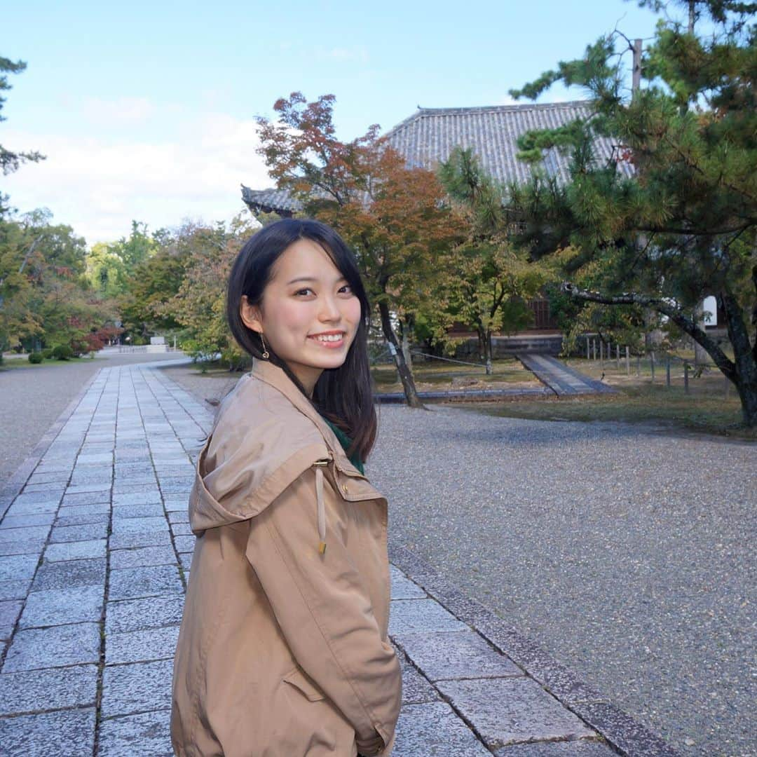 有坂菜恵子さんのインスタグラム写真 - (有坂菜恵子Instagram)「今日は京都にとって特別な日✨ 実は10/22は平安遷都の日なんですよ！ 毎年、京都三大祭りの１つである、時代祭が行われています🌟 今年はコロナの関係で様々な歴史的な衣装に身をつつむ人々の華やかな行列は中止となりましたが、縮小して神事のみ行われたそうです😌  ということで今回の写真は京都の名所 第一弾！  下宿で京都に来て以来、これまで数々の寺社仏閣を巡ってきた私ですが、巡っても巡っても回りきれないのが京都。 そこで太秦の方へ行ってきました⛩  ここは広隆寺！ 聖徳太子が奈良の法隆寺や大阪の四天王寺の他に建立した七大寺の１つで、京都に残る最古の寺なんです！🌟  中の宝物館には、歴史の教科書でも有名な、国宝の弥勒菩薩半跏思惟像がありました！  入館料800円と少し高く、入るべきか否か迷いましたが、アルカイックスマイルの少し微笑んだ表情はとても美しく、感嘆してしまいました👏  これからも秋の京都をたくさん楽しみたいと思います🍁  #ミスコン #ミスコンファイナリスト #ミスキャン #ファイナリスト #同女 #同志社女子大学 #ミス同女 #ミス同志社女子 #女子大生 #京田辺 #キャンパスライフ #女子大生コーデ #女子大生の日常 #大学生 #寺社仏閣 #広隆寺 #半跏思惟像 #京都観光 #京都巡り #京都旅行」10月22日 20時19分 - missdwc20_5