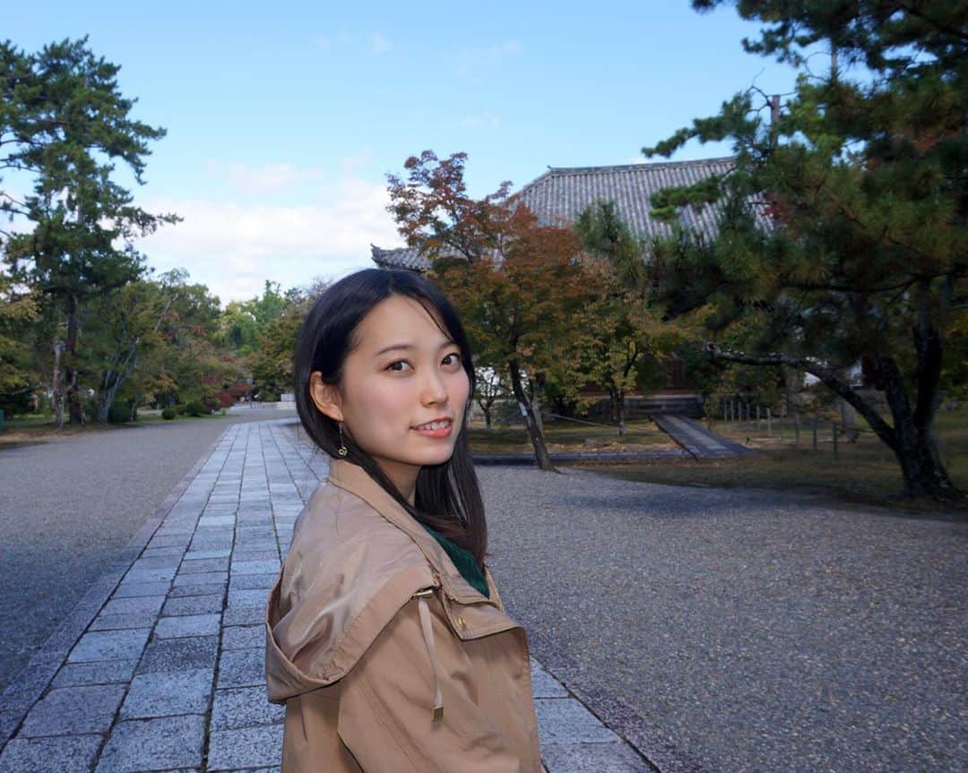 有坂菜恵子さんのインスタグラム写真 - (有坂菜恵子Instagram)「今日は京都にとって特別な日✨ 実は10/22は平安遷都の日なんですよ！ 毎年、京都三大祭りの１つである、時代祭が行われています🌟 今年はコロナの関係で様々な歴史的な衣装に身をつつむ人々の華やかな行列は中止となりましたが、縮小して神事のみ行われたそうです😌  ということで今回の写真は京都の名所 第一弾！  下宿で京都に来て以来、これまで数々の寺社仏閣を巡ってきた私ですが、巡っても巡っても回りきれないのが京都。 そこで太秦の方へ行ってきました⛩  ここは広隆寺！ 聖徳太子が奈良の法隆寺や大阪の四天王寺の他に建立した七大寺の１つで、京都に残る最古の寺なんです！🌟  中の宝物館には、歴史の教科書でも有名な、国宝の弥勒菩薩半跏思惟像がありました！  入館料800円と少し高く、入るべきか否か迷いましたが、アルカイックスマイルの少し微笑んだ表情はとても美しく、感嘆してしまいました👏  これからも秋の京都をたくさん楽しみたいと思います🍁  #ミスコン #ミスコンファイナリスト #ミスキャン #ファイナリスト #同女 #同志社女子大学 #ミス同女 #ミス同志社女子 #女子大生 #京田辺 #キャンパスライフ #女子大生コーデ #女子大生の日常 #大学生 #寺社仏閣 #広隆寺 #半跏思惟像 #京都観光 #京都巡り #京都旅行」10月22日 20時19分 - missdwc20_5