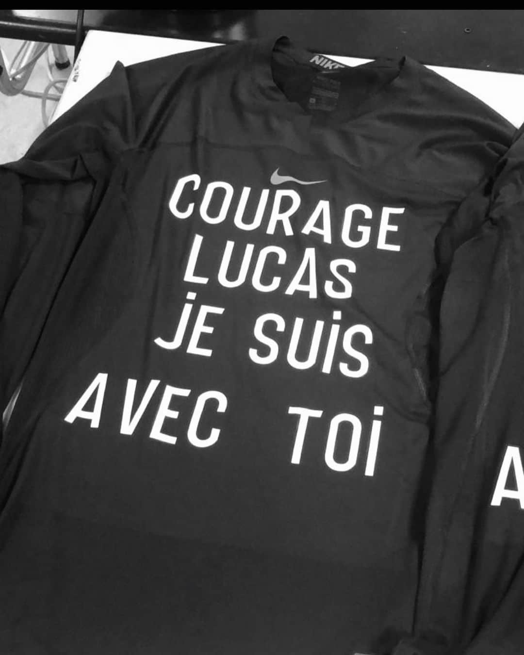 キリアン・エムバペさんのインスタグラム写真 - (キリアン・エムバペInstagram)「C’est avec beaucoup d’émotions que je vous informe que Lucas est parti rejoindre les étoiles. Très difficile de trouver les mots mais il le faut pour rendre hommage à ce garçon rempli d’amour, de sympathie et surtout de courage qui m’a tellement appris et avec qui j’ai nourri un lien fort.  Je vais essayer de te rendre fier parce que c’est toi le vrai héros.  Toi qui mérites toutes ces éloges pour avoir combattu ta maladie pendant plus de 10 mois sans jamais te plaindre.  Je suis extrêmement fier d’avoir pu être ton copain jusqu’à tes derniers souffles et crois moi je le serai à jamais.  Que Dieu t’accordes le chemin du Paradis mon petit ange.   Je t’aime.  Kylian」10月22日 20時19分 - k.mbappe