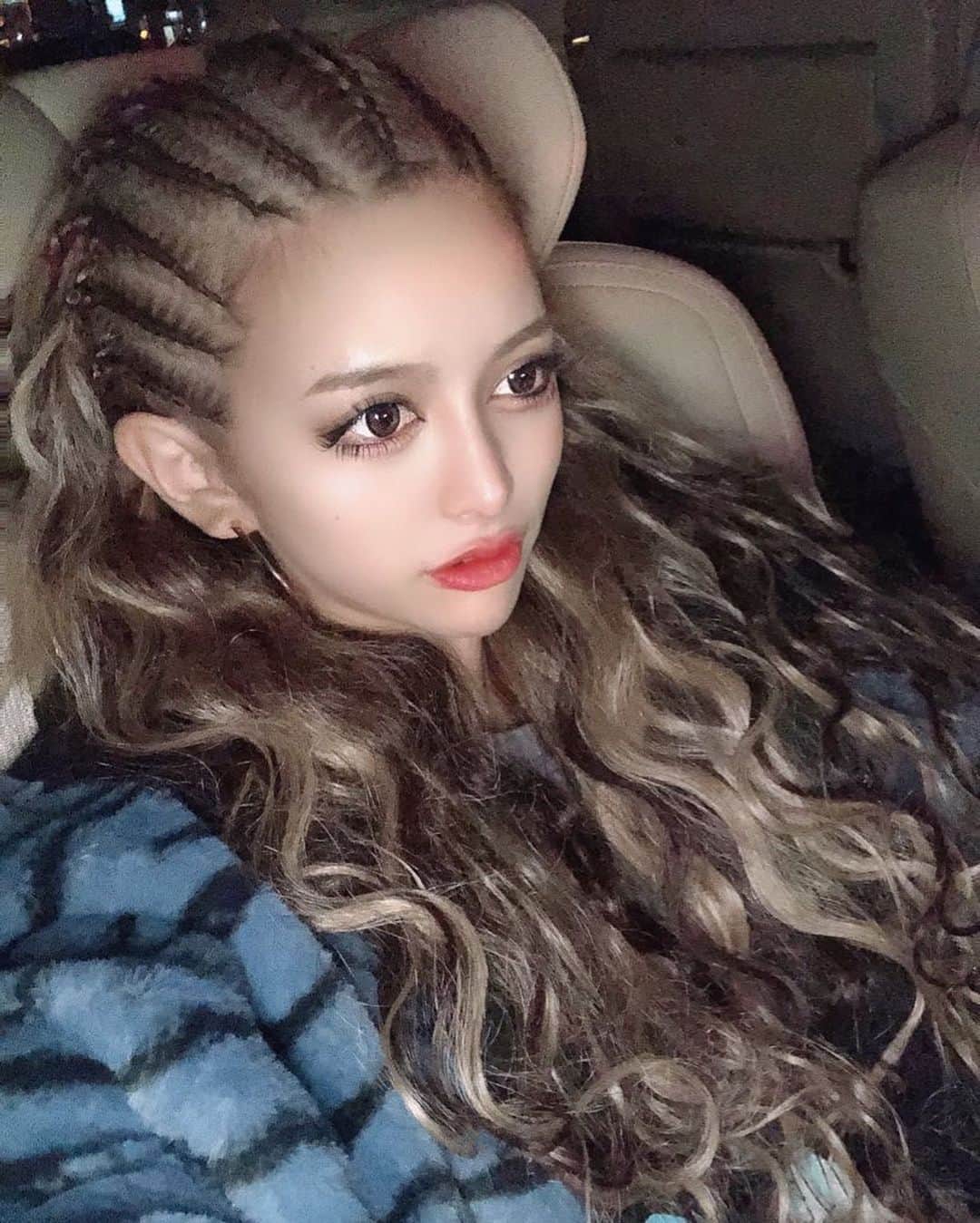 うさたにパイセンさんのインスタグラム写真 - (うさたにパイセンInstagram)「. ニューヘアー✨💜💜💜💜💜 . . やばくない！？！？！？イカつ可愛い🦇🦇 . 初めての髪型なので新鮮で幸せ！！！！ . どうかなぁ🥺！？ . いつもながらYouTubeより先にInstagramで公開でございます🙈💯💯 . . キャリーさんありがとうございました✨ . . ★グロスカラー+艶トリートメント+ウェーブエクステ(70本) ¥30300(込) (ハイトーンのエクステ色によってはプラス料金かかります)  ★グロスカラー+艶トリートメント¥4500(込) ★ケアブリーチ+グロスカラー+艶トリートメント ¥9980(込) ________________________________ さーやちゃんのSNS見た！と 予約時に伝えると 髪の毛に保湿を与える［スチーム&コラーゲン］ を無料でプレゼント🏄🏽‍♀️🎁 ________________________________ ※肩下よりロング+¥1100 ※指名+¥1100 ※店長指名+¥1650」10月22日 20時32分 - usatanipaisen1215