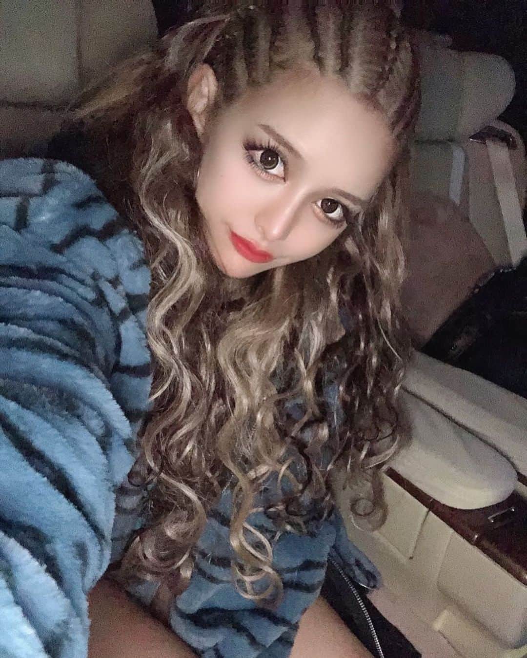 うさたにパイセンさんのインスタグラム写真 - (うさたにパイセンInstagram)「. ニューヘアー✨💜💜💜💜💜 . . やばくない！？！？！？イカつ可愛い🦇🦇 . 初めての髪型なので新鮮で幸せ！！！！ . どうかなぁ🥺！？ . いつもながらYouTubeより先にInstagramで公開でございます🙈💯💯 . . キャリーさんありがとうございました✨ . . ★グロスカラー+艶トリートメント+ウェーブエクステ(70本) ¥30300(込) (ハイトーンのエクステ色によってはプラス料金かかります)  ★グロスカラー+艶トリートメント¥4500(込) ★ケアブリーチ+グロスカラー+艶トリートメント ¥9980(込) ________________________________ さーやちゃんのSNS見た！と 予約時に伝えると 髪の毛に保湿を与える［スチーム&コラーゲン］ を無料でプレゼント🏄🏽‍♀️🎁 ________________________________ ※肩下よりロング+¥1100 ※指名+¥1100 ※店長指名+¥1650」10月22日 20時32分 - usatanipaisen1215