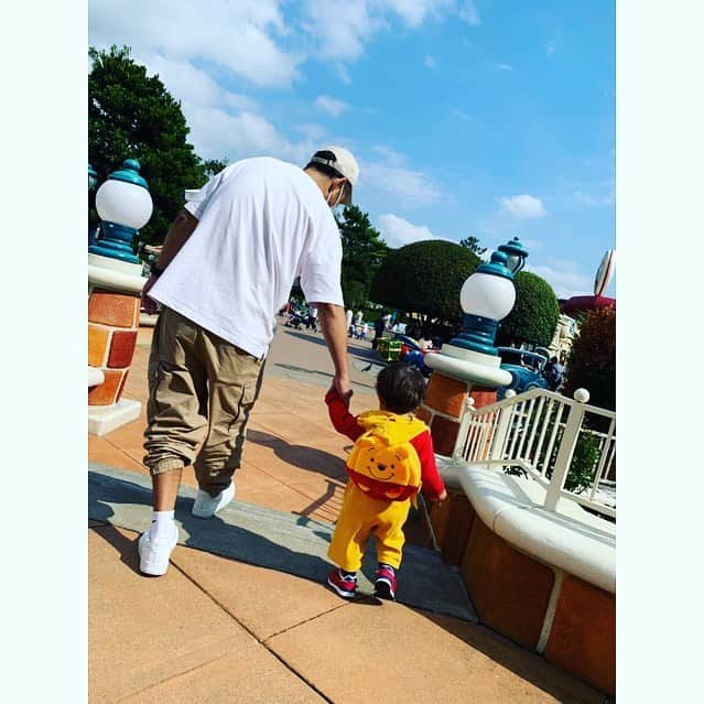 NON-Pさんのインスタグラム写真 - (NON-PInstagram)「この写真好き👨‍👦❤️ ・ 手繋ぎ背中ショット👨‍👦 ・ 子供は親の背中を見て育つって言うけど… ・ この前の1歳6ヶ月健診があって(もう1歳8ヶ月だけど、コロナの影響＆風邪っぴきで延期になって)、 ・ 最後の保健所の方との面談で言われたのが、 「お父様とお母様がちゃんと信頼し合って、協力して子育て出来てますね。お子さんは、そうゆうのちゃんと見てますよ。」 って❣️ ・ そうよねー、 まだこんな小さいのに、ホント良く見てるなって最近思う👀 ・ 親がニコニコしてないと子供も笑わないし、 親が楽しくないと子供も楽しめない、 親が心に余裕持ってないと、子供に優しく出来ん。 ・ もっと心に余裕持って、大きな器で子育てして行きたい👨‍👩‍👦❤️ ・ ・ #1歳6ヶ月健診 #親の背中を見て子は育つ  #日々成長 #生まれてきてくれてありがとう  #❤️ #1歳8ヶ月 #1years8month  #baby #boy #👶🏻 #happy #smile  #友優心 #ゆうしん #yuushin #cute #🤱🏻 #宝物 #mylove #iloveyou #愛してる #disney #winniethepooh」10月22日 20時32分 - nonp_mam