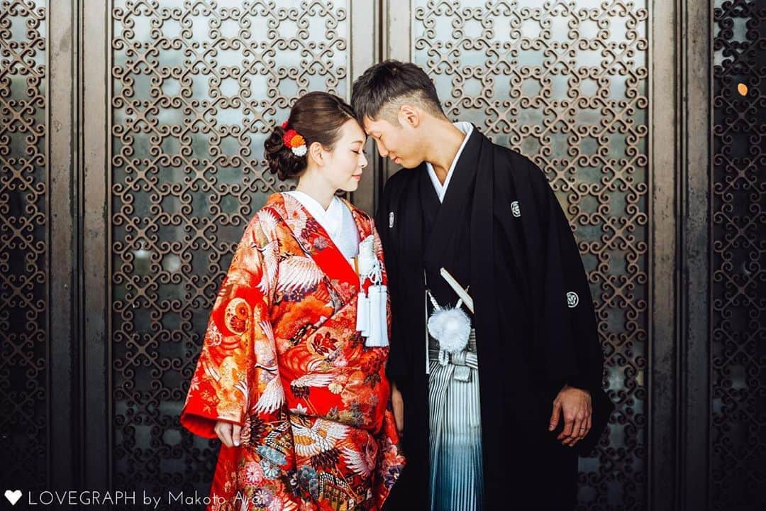 Lovegraph［ラブグラフ］さんのインスタグラム写真 - (Lovegraph［ラブグラフ］Instagram)「秋の和装ウェディングフォト👘大人っぽい雰囲気がすてきすぎる…！ ㅤㅤㅤ ウェディングアカウントも更新しております @lovegraph_wedding 💐☺️ ㅤㅤㅤ ୨୧┈┈┈┈୨୧ ㅤㅤㅤ Lovegraphで撮影した過去のお写真を毎晩投稿❁︎ ㅤㅤㅤ カップル・ウェディング・ファミリー・プロフィール写真など様々なジャンルの撮影を受け付けています📸💫 ㅤㅤㅤ ご予約はプロフィールURLからどうぞ☺️✈️ @lovegraph_me ㅤㅤㅤ 姉妹アカウントもチェックしてください✩︎⡱ ㅤㅤㅤ 👶🏻 @lovegraph_kids 💍 @lovegraph_wedding 🤰 @lovegraph_maternity 📸 @lovegraph_academy ㅤㅤㅤ ୨୧┈┈┈┈୨୧ ㅤㅤㅤ #Lovegraph #ラブグラフ #幸せな瞬間をもっと世界に ㅤㅤㅤ #カップルフォト #カップル写真 #ウェディングフォト #ウェディング前撮り #ロケーションフォト #エンゲージメントフォト #ブライダルフォト #花嫁 #プレ花嫁 #プレ花嫁さんと繋がりたい #花嫁ヘア #前撮りレポ#前撮りポーズ #wedding #weddingphotography #photooftheday #写真好きな人と繋がりたい #いいね返し #カップルさんと繋がりたい #和装前撮り #和装ヘア #振袖前撮り」10月22日 20時32分 - lovegraph_me