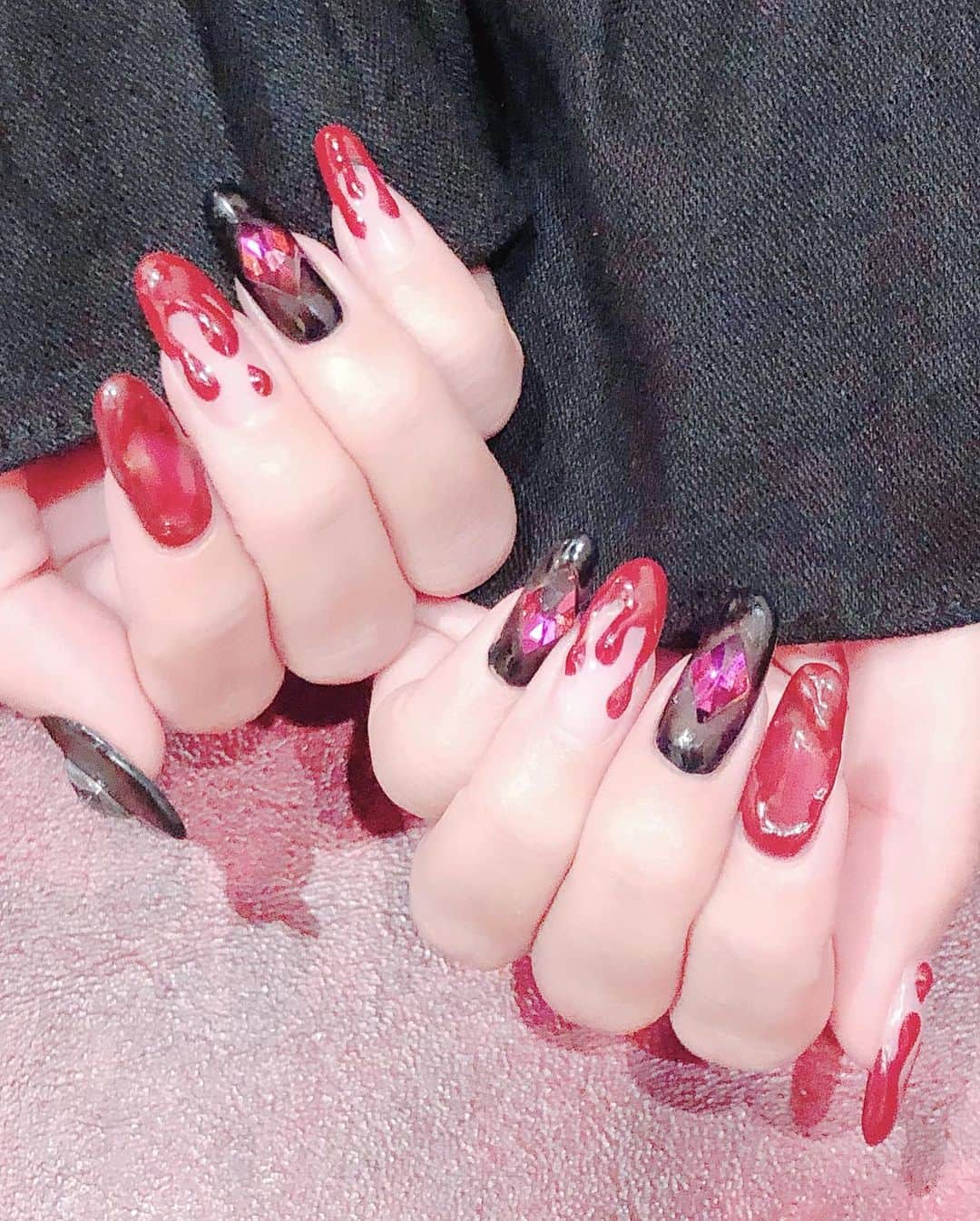 桜井莉菜さんのインスタグラム写真 - (桜井莉菜Instagram)「ハロウィンネイル💅✨　 やっぱ赤って好き🤭❤️ 実際はもっとドス黒い血っぽい赤だよ💉 アプリで撮ったら明るくなっちゃった😅 いつもと比べるとシンプルだけどめちゃめちゃ可愛くてお気に入り😍❤️  ✨ @wiznail_0502 ✨  #nail#ネイル#ハロウィンネイル#halloween#halloweennail#wiz#赤黒ネイル」10月22日 20時25分 - rina__sakurai