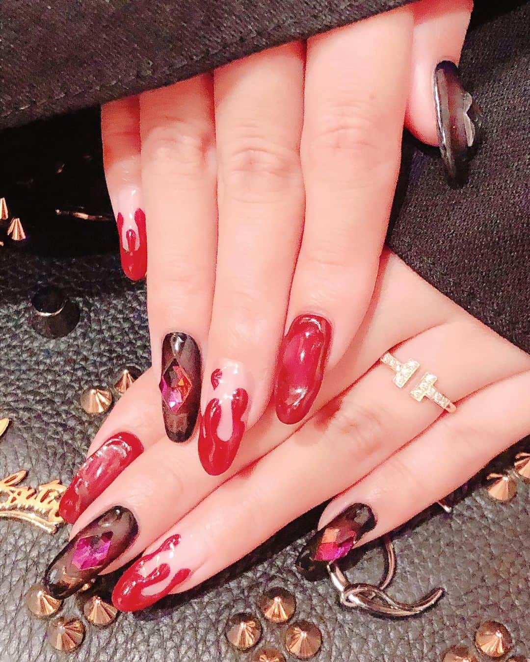 桜井莉菜さんのインスタグラム写真 - (桜井莉菜Instagram)「ハロウィンネイル💅✨　 やっぱ赤って好き🤭❤️ 実際はもっとドス黒い血っぽい赤だよ💉 アプリで撮ったら明るくなっちゃった😅 いつもと比べるとシンプルだけどめちゃめちゃ可愛くてお気に入り😍❤️  ✨ @wiznail_0502 ✨  #nail#ネイル#ハロウィンネイル#halloween#halloweennail#wiz#赤黒ネイル」10月22日 20時25分 - rina__sakurai