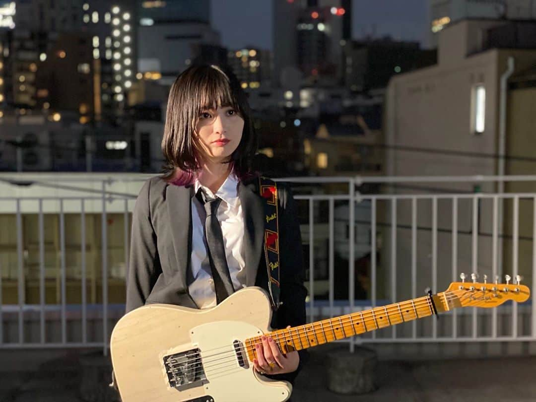 Luna.（ルナ）のインスタグラム：「新曲｢未熟なウルフ｣オフショット📸  とある渋谷の屋上で撮影。 どんどん暗くなっていく空も、 月も綺麗で気持ちよかったな〜(^-^)  照明が眩しくてずっと目がチカチカしてたのは内緒ですよ、、、。  ・配信リリースまで、あと9日🕷」