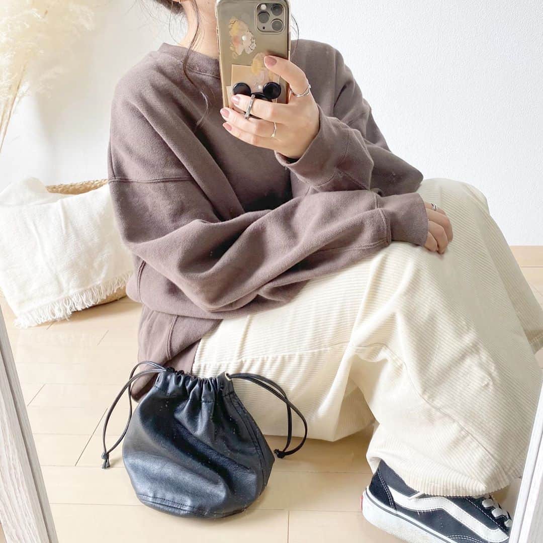 haruさんのインスタグラム写真 - (haruInstagram)「ㅤㅤㅤㅤㅤㅤㅤㅤㅤㅤㅤㅤㅤ ㅤㅤㅤㅤㅤㅤㅤㅤㅤㅤㅤㅤㅤ ㅤㅤㅤㅤㅤㅤㅤㅤㅤㅤㅤㅤㅤ #ootd 🧸❤︎ ㅤㅤㅤㅤㅤㅤㅤㅤㅤㅤㅤㅤㅤ インスタ、アップデートしたら 色々変わってて慣れない😂☁️笑 ㅤㅤㅤㅤㅤㅤㅤㅤㅤㅤㅤㅤㅤ ㅤㅤㅤㅤㅤㅤㅤㅤㅤㅤㅤㅤㅤ 少し前のコーデですが、お気に入りコーデ☺️💕 ㅤㅤㅤㅤㅤㅤㅤㅤㅤㅤㅤㅤㅤ ブラウン × ホワイト て最強だよね﹖笑 トップスは予約しててずっと前に届いてたけどようやく❤️ ㅤㅤㅤㅤㅤㅤㅤㅤㅤㅤㅤㅤㅤ . ㅤㅤㅤㅤㅤㅤㅤㅤㅤㅤㅤㅤㅤ tops : #freaksstore skirt : #gu bag : #unemansion shoes : #vans ㅤㅤㅤㅤㅤㅤㅤㅤㅤㅤㅤㅤㅤ . ㅤㅤㅤㅤㅤㅤㅤㅤㅤㅤㅤㅤㅤ オーバーサイズな感じがたまらんです😂💓( 笑 ) ㅤㅤㅤㅤㅤㅤㅤㅤㅤㅤㅤㅤㅤ 明日は久しぶりに大好きな子と、、🤭💕 誰でしょう〜？笑 ㅤㅤㅤㅤㅤㅤㅤㅤㅤㅤㅤㅤㅤ ㅤㅤㅤㅤㅤㅤㅤㅤㅤㅤㅤㅤㅤ #harucd ㅤㅤㅤㅤㅤㅤㅤㅤㅤㅤㅤㅤㅤ」10月22日 20時26分 - __haru3