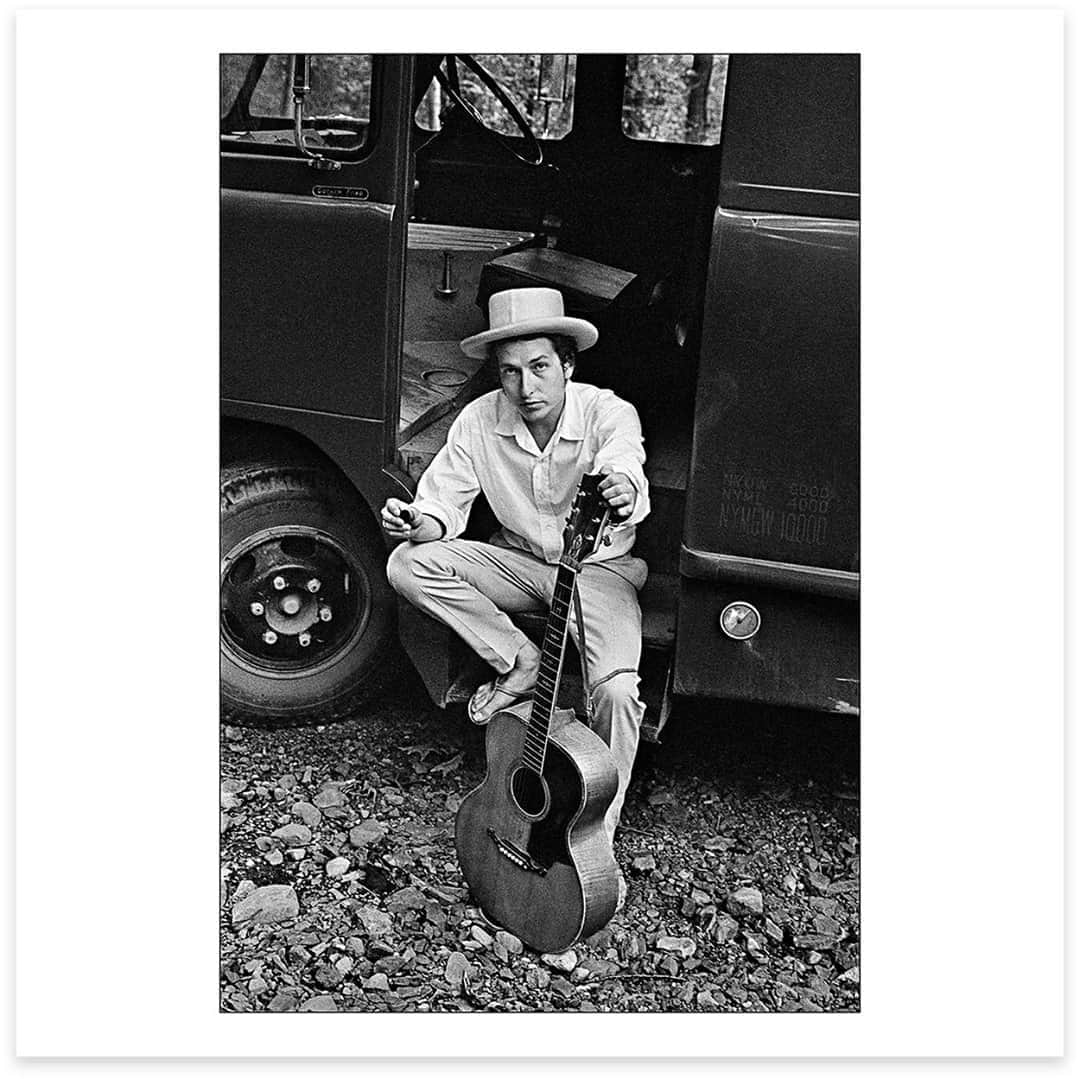 Magnum Photosさんのインスタグラム写真 - (Magnum PhotosInstagram)「“I was asked to photograph Dylan for the cover of The Saturday Evening Post. I drove up from NYC to his house in Woodstock and was briefly introduced by a friend, who quickly sped off, leaving me alone with the most famous and mysterious person of my generation.⁠ ⁠ "Bob told me how much he liked my photos of The Band, grabbed his guitar and began playing while I took pictures. He wandered around his property and I followed with my camera, expecting perfect moments to appear by themselves. It occurred to me that millions of people would be thrilled to be ten feet away from Dylan while he was playing and singing but it felt normal to me. I was only focused on composing good images. Although he was comfortable with me, he was nervous in front of the camera, and his uneasiness made it difficult for me. I was never the kind of photographer who talked people into feeling good. I let them be the way they were and photographed it. Because I flowed with whatever mood the subject was in, rather than trying to change how they were feeling, the person usually relaxed after a while and the photograph emerged.” – Elliott Landy⁠ .⁠ Works of Imagination, the October Magnum Square Print Sale in partnership with @aperturefnd is live on the Magnum Shop until this Sunday.⁠ .⁠ This is a unique opportunity to purchase signed or estate-stamped museum-quality prints by over 100 of the world’s leading photographic artists in an exclusive 6x6” format for $100.⁠ .⁠ Visit the link in bio to shop all the images available.⁠ .⁠ PHOTO: Bob Dylan, sitting on his equipment truck. Woodstock, New York, USA. 1968.⁠ .⁠ © Elliott Landy (@elliott_landy_photography)/#MagnumPhotos⁠ ⁠ #MAGNUMSQUARE #WorksofImagination #printsale」10月22日 20時28分 - magnumphotos