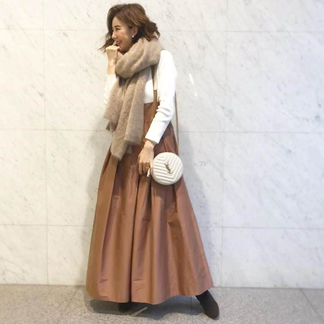 kiyomi medeirosさんのインスタグラム写真 - (kiyomi medeirosInstagram)「outfit🤎 brown×white☺︎ ほわほわストールが暖かい😌✨✨  tops…#elendeek skirt…#drawer stole…#asaucemeler  bag…#saintlaurent  boots…#manoloblahnik   #fashion#outfit#instagood#instalike#instafashion#ootd#cordinate#style#ファッション#コーディネート#コーデ#ママコーデ #ブラウンコーデ#brown#ストール#stole」10月22日 20時33分 - kiyomimedeiros