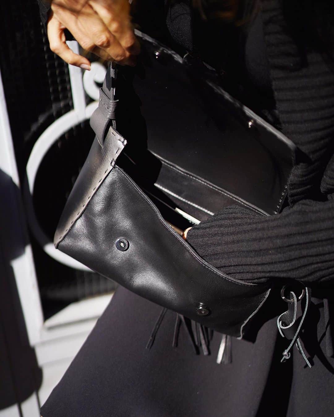エンリーベグリンさんのインスタグラム写真 - (エンリーベグリンInstagram)「Handmade bag Alice Spazzolato M Lava.  #henrybeguelin#leather#spazzolato#lava#color#mood#bag#madeinitaly#」10月22日 20時29分 - henrybeguelin_official