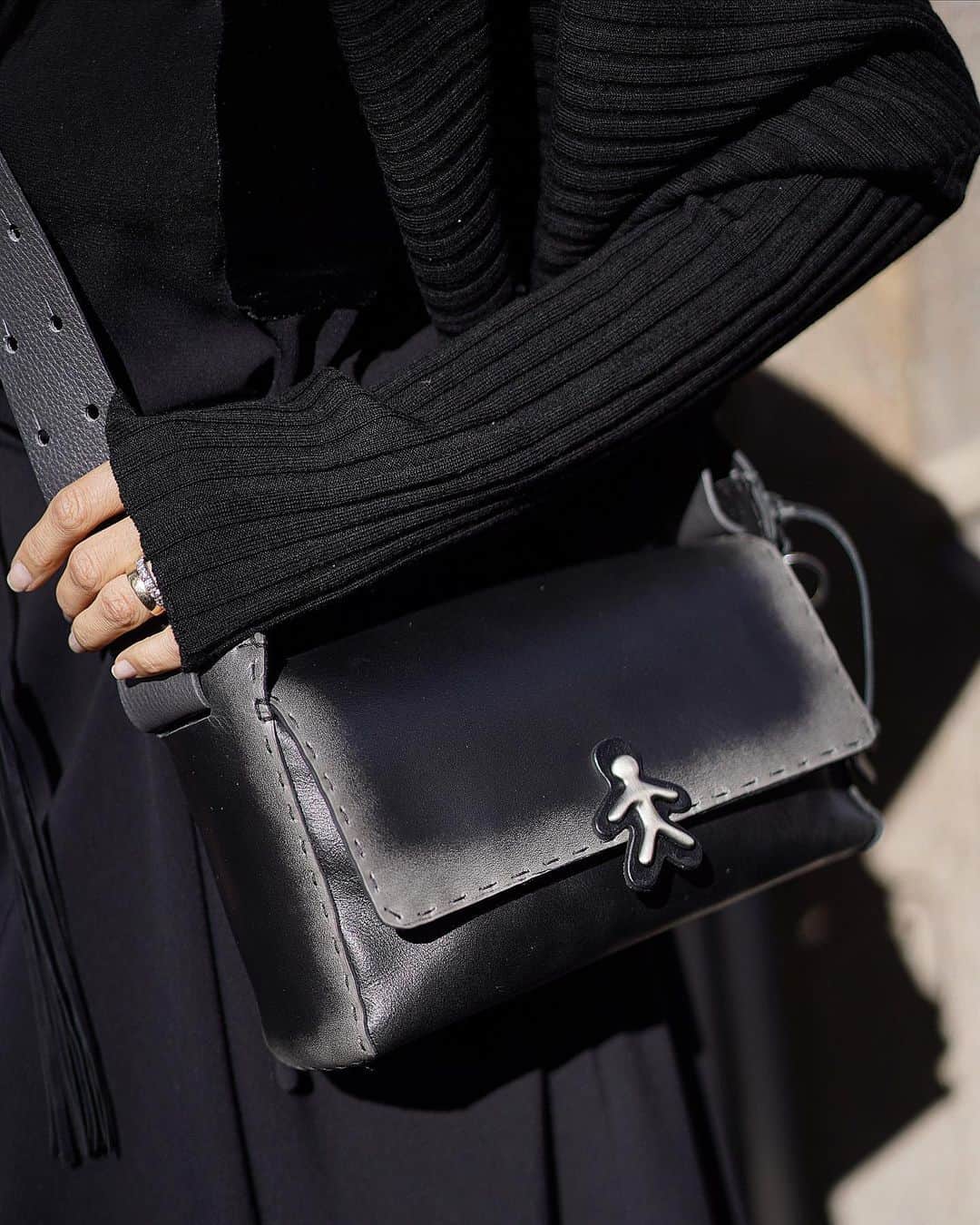 エンリーベグリンのインスタグラム：「Handmade bag Alice Spazzolato M Lava.  #henrybeguelin#leather#spazzolato#lava#color#mood#bag#madeinitaly#」