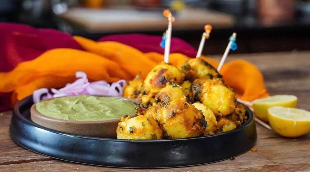 Archana's Kitchenさんのインスタグラム写真 - (Archana's KitchenInstagram)「Give this lip smacking and healthy Tandoori Aloo Tikka recipe a try. It's packed with flavours from ginger, garlic, chaat masala, mint leaves and the special coal smoking method which gives it that flavour of Tandoori Style Potatoes. Get the recipe from the smart.bio link in my profile @archanaskitchen . . . . . . . . #recipes #easyrecipes #snacks #teatime #teatimesnacks #archanaskitchen #healthyeating #eatfit #cooking #food #healthyrecipes #foodphotography #recipeoftheday #comfortfood #deliciousfood #monsoonsnacks」10月22日 20時29分 - archanaskitchen