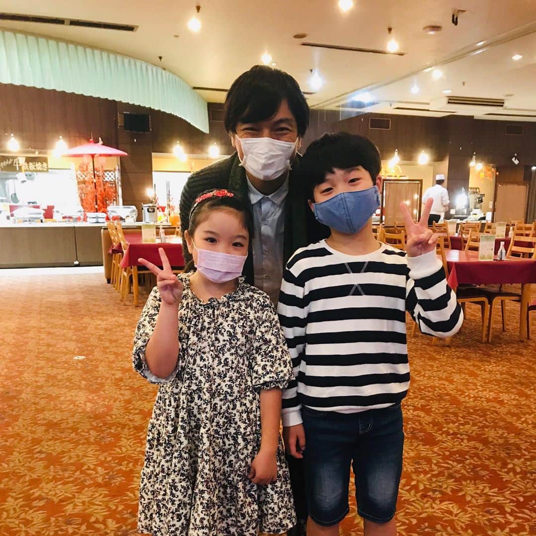 のインスタグラム：「昨日は、CM撮影同行。  長野県池の平ホテルへ。  今期は撮影はない予定でしたが 2月に撮ったシーンの撮り直しでした。  CMモデルのゆうせいくん、まなちゃん。 かつてのView stageで選ばれた2人。頑張っています。  #cm撮影 #池の平ホテル  #artisticmagazineview  #白樺リゾート #officeyoshida  #吉田ヒトシ」