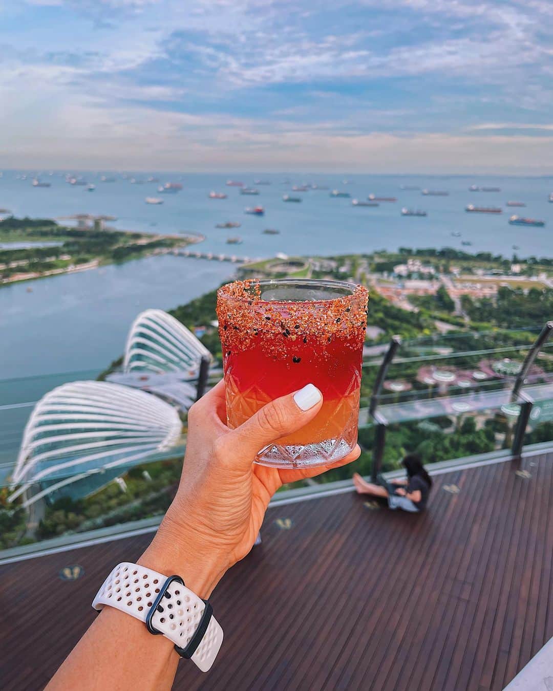 Girleatworldのインスタグラム：「First photo from #iphone12pro! That quintessentially Singapore view is taken from @celavisingapore.  If you didn't know already, all of the shots i took for this instagram has always been #shotoniphone and edited on iPhone since 2014 😬 see my highlight story called "Photo Editing" if you want to know how I edit photos on iPhone and VSCO!  This is the ONLY @girleatworld shot I have taken this year. It felt super awkward taking photos again but I'm happy with the result! The iPhone 12 Pro is smaller but I'm not missing my iPhone 11 Pro Max camera so far. Will be interesting to see the pro max version later this year.  ---  It has been a challenging year, and I'm not going to lie, I have at times felt that I am stuck in this tiny island of Singapore. BUT!! I am still really glad I live here, where the COVID-19 situation is taken very seriously and has been under control for awhile. We have had very little new cases, and even a string of days with 0 cases reported in the entire country. Things are mostly almost back to normal and the govt is looking to slowly open up the border again. It might still be a long time before I can travel again though. I really miss my family who mostly live outside of Singapore, but I really shouldn't complain for the time being.  #shotoniphone #iphone12 #iphone12pro #marinabaysands #celavi #singapore #singaporediscovers」