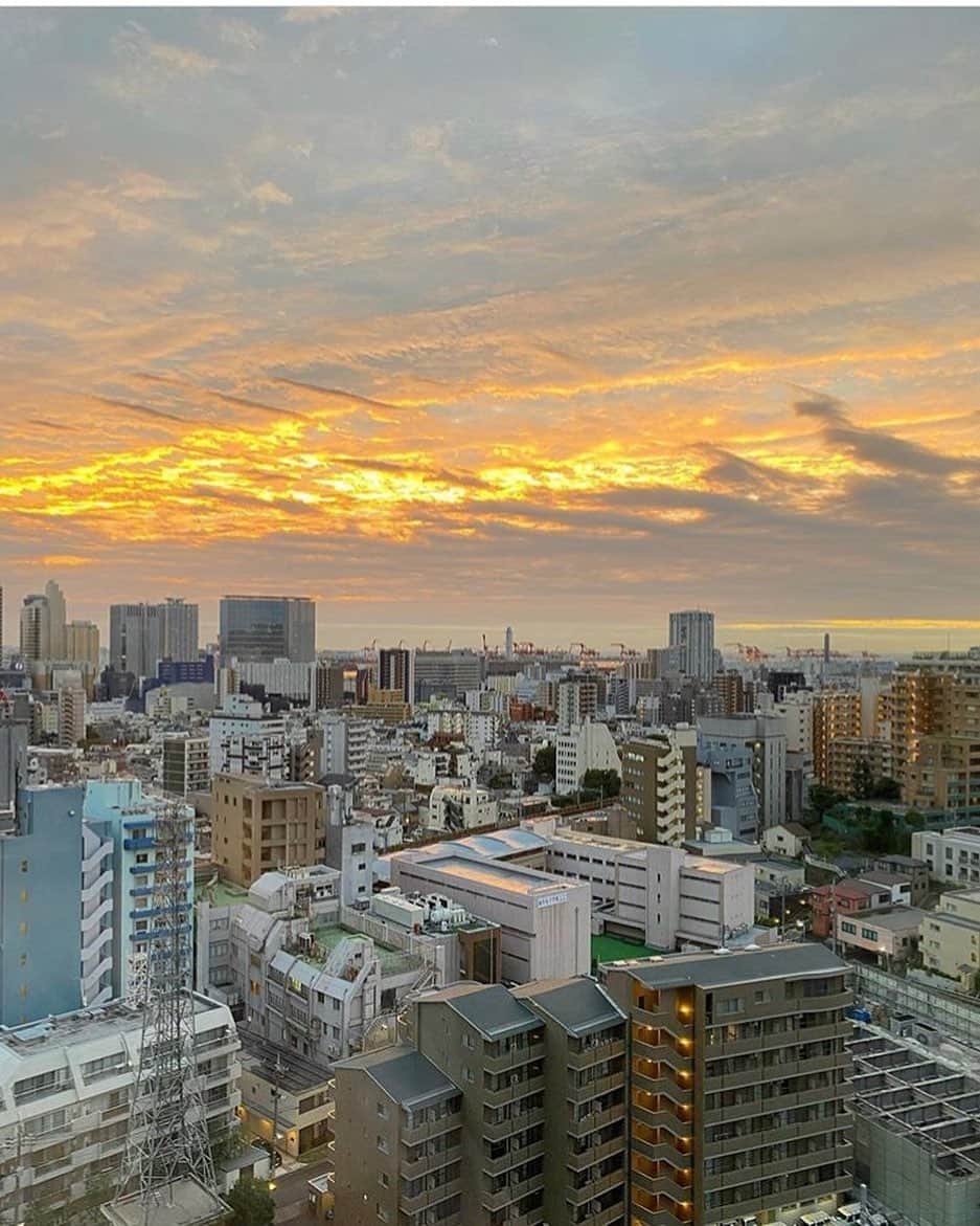 東京マリオットホテルさんのインスタグラム写真 - (東京マリオットホテルInstagram)「早起きした日には、こんな素敵な景色が待っているかもしれません。少しだけ早く起きて、ゆったりとした朝を楽しみませんか？ . 東京マリオットホテルから見える朝焼けを @broskei69 さんに撮影いただきました。ありがとうございます！ . Wake up early to this view! 🌅 .  Share your own images with us by tagging @tokyomarriott @tokyomarriott をつけてご投稿ください！公式アカウントからご紹介させていただく事があります。 ————————————————————— #tokyomarriott #tokyo #japan #beautifulhotels #tokyohotel #marriott #marriotthotel #marriottbonvoy #東京マリオットホテル #マリオット #ホテル好き #東京ホテル #viewfromroom #sunrise #朝焼け #窓からの景色」10月22日 20時33分 - tokyomarriott