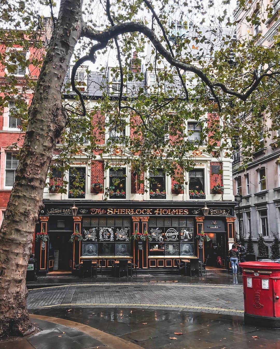 @LONDON | TAG #THISISLONDONさんのインスタグラム写真 - (@LONDON | TAG #THISISLONDONInstagram)「@MrLondon outside The #SherlockHolmes pub on Northumberland Avenue. ☔️ So cute and so British! 🇬🇧🥰🇬🇧  ___________________________________________  #thisislondon #lovelondon #london #londra #londonlife #londres #uk #visitlondon #british #🇬🇧 #trafalgarsquare #londonpub #londonpubs #londondrinks」10月22日 20時36分 - london