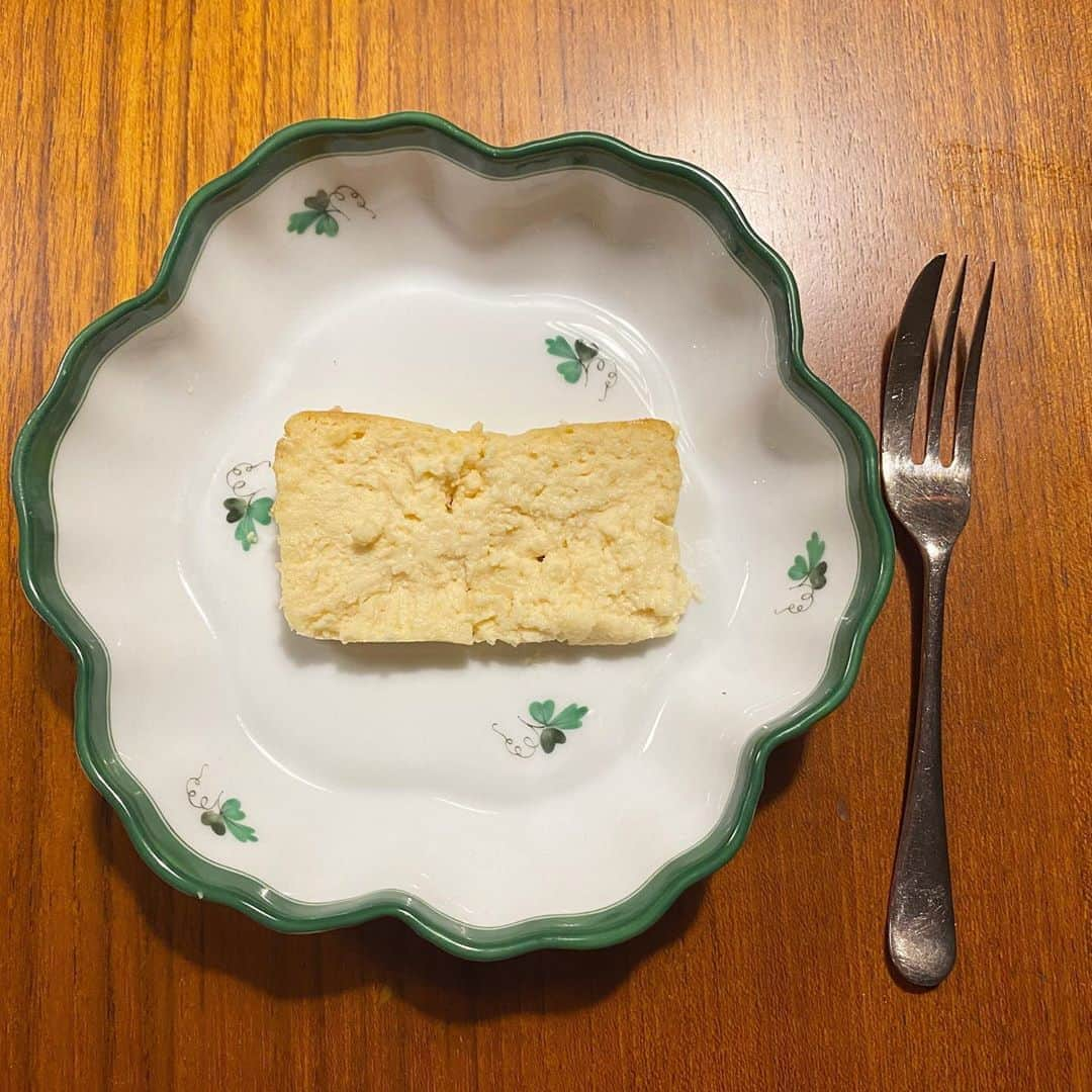 佐達ももこさんのインスタグラム写真 - (佐達ももこInstagram)「Cheesecake HOLIC🧀﻿ ﻿ 美味しいチーズケーキに﻿ 出会ってしまった〜🥺💓﻿ ﻿ 私ケーキの中だと﻿ チーズケーキがトップに好きなの！﻿ ﻿ Cheesecake HOLICのケーキは﻿ とにかくフワッッフワ😳👏﻿ ﻿ 手作りでは出せないふわふわ感😇﻿ ﻿ 気付いたら全部食べてしまいそうな﻿ 美味しさとほどよい軽さ💓﻿ ﻿ 箱も可愛いからお土産にもいいね😊﻿ ﻿ ほかの味も買ってみよ〜と🌈  私はネットでオーダーしました💋﻿ ﻿ ストーリーに貼っておきます🔗﻿ ﻿ #cheesecake#cheesecakeholic #チーズケーキ#チーズケーキホリック」10月22日 20時39分 - sadamomodayo