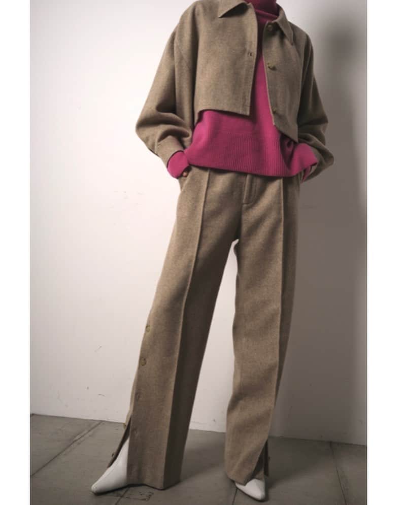 ルシェルブルーさんのインスタグラム写真 - (ルシェルブルーInstagram)「IN STORE NOW>>> . ☑︎ Brushed Wool Button Pants ¥24,000+tax (2Color:Beige/Pink) . ☑︎ Brushed Wool Cropped Shirt ¥26,000+tax (2Color:Beige/Pink) . ☑︎ Turtleneck Boil Knit Tops ¥16,000+tax . . 起毛のウール混生地を使用したパンツ。すっきりとしたジャストウエストのストレートシルエットで足長効果があります。また両サイドについたボタンがアクセントになっていて開けることでスリットを作れます。様々な色の糸がミックスされた生地で、ニュアンスのある色合いになっているのもポイント。同じシリーズのBlushed Wool Cropped Shirtとセットアップで着て頂けます。 . . #lecielbleu #ルシェルブルー #aw20 #aw2020 #fashion #pants」10月22日 20時40分 - lecielbleu_official