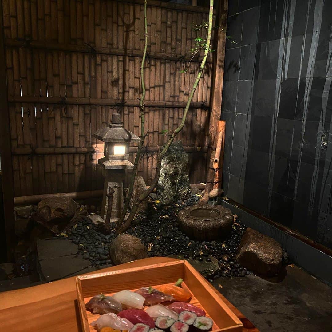 稲木ジョージのインスタグラム：「Sushi dinner at secret Japanese garden in New York💕 @tomonyhappy @hasaki.nyc」
