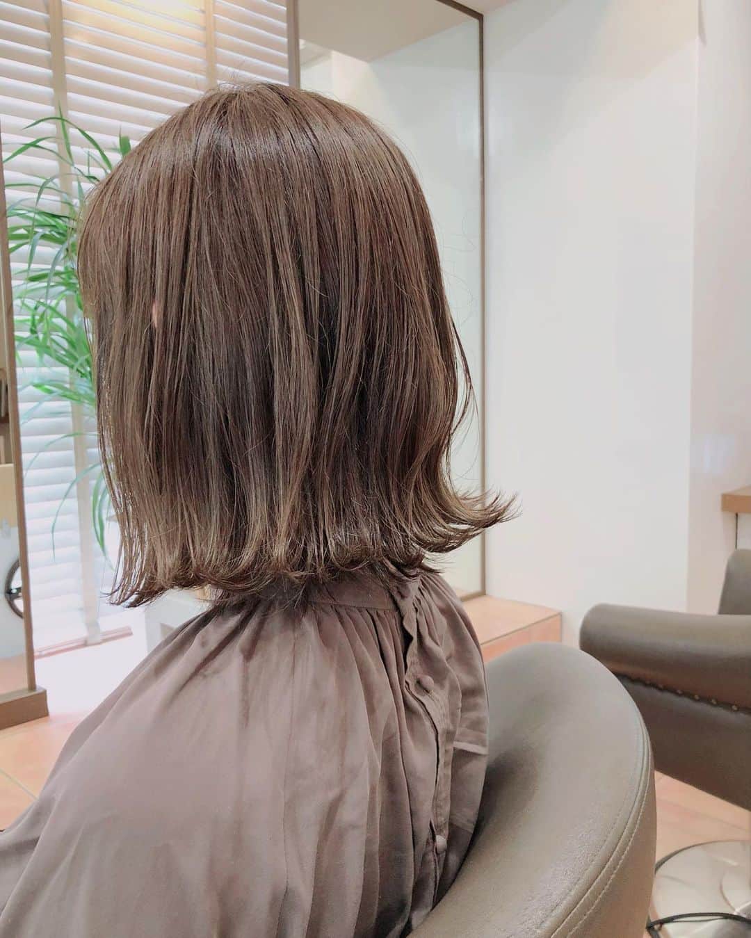 のインスタグラム：「* * 今日はlien.の相楽さんのところへ @kensagara_lien 💈 * 前回入れたハイライトを残しながらミルクティーベージュに☕️ * 毎回ざっくりとしたリクエストなのに好みのカラーに仕上げていただき感激です🙏🏻🤎 * カットはスタイリングのしやすさ&時間が経っても湿度が高くても巻きが取れにくい外ハネが気に入っているので今回も外ハネ仕様に✂︎ * #ヘアカット #ヘアスタイル #ヘアカラー #カラーリング #ボブ #大人ボブ #外ハネ #外ハネボブ #ミルクティーベージュ #髪型 #hairstyle #美容院 #自由が丘」