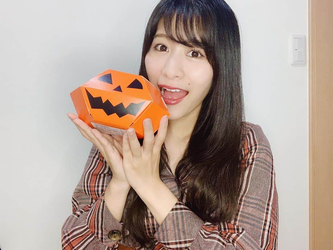 猪狩ともかさんのインスタグラム写真 - (猪狩ともかInstagram)「🎃🎃 . . こちらも頂き物💕 焼き菓子とかが入ってた( ・∇・) . ハロウィンの仮装本当に決まらなくてどうしよう… そろそろ決めないと準備間に合わない！ 笑いの神様降りてきてください！！ . . . #ハロウィン #仮装決まりません #何か良い案ありませんか #仮面女子 #猪狩ともか」10月22日 20時43分 - igari_tomoka