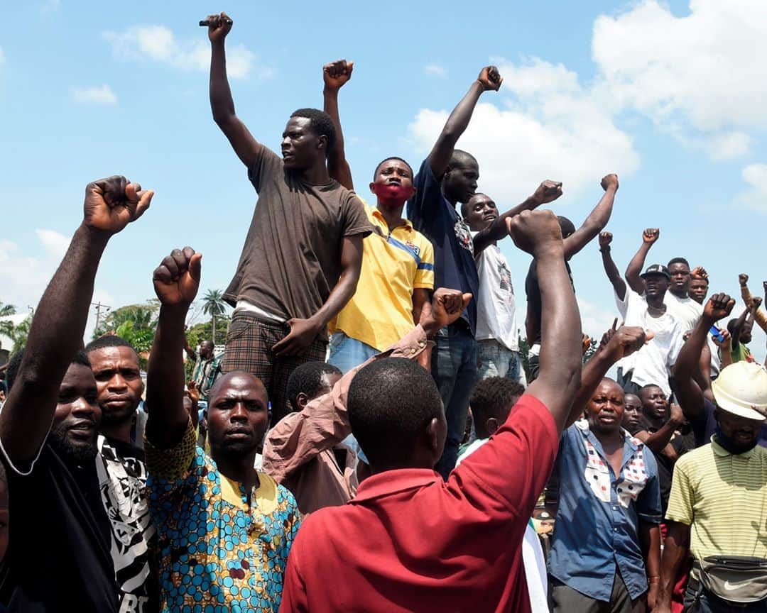 ルモンドさんのインスタグラム写真 - (ルモンドInstagram)「La situation demeurait très tendue, mercredi 21 octobre, à Lagos, capitale économique du Nigeria. La veille, au moins douze personnes ont été tuées par l’armée et la police nigérianes, qui ont ouvert le feu sur deux rassemblements pacifiques, a dénoncé mercredi l’ONG Amnesty International.⁣ ⁣ Depuis près de deux semaines, des milliers de jeunes manifestent contre le pouvoir dans les grandes villes du Nigeria, pays le plus peuplé d’Afrique et première puissance économique du continent. Au moins trente personnes, dont deux policiers, sont mortes lors de ces marches.⁣ ⁣ L’Union européenne (UE) et l’Organisation des Nations unies (ONU) ont condamné ces violences, l’UE jugeant « crucial que les responsables de ces abus soient traduits en justice et qu’ils aient à rendre des comptes » ; l’ONU appelant à « la fin des brutalités et des abus policiers au Nigeria ».⁣ ⁣ Le pays reste sonné par les violences de « ce mardi sanglant », comme titraient plusieurs « unes » de la presse locale. De nombreuses personnes blessées étaient visibles sur des vidéos diffusées en direct sur les réseaux sociaux par des manifestants. Toujours sur les réseaux sociaux, les appels à la démission du président, Muhammadu Buhari, portés notamment par la star de la musique nigériane Davido et ses millions d’abonnés, se multipliaient.⁣ -⁣ Des manifestants barricadent la voie rapide Lagos-Ibadan pour protester contre la brutalité policière et le meurtre de manifestants par l'armée, à Magboro, dans l'État d'Ogun, le 21 octobre. Photo : Pius Utomi Ekpei / AFP (@afpphoto)⁣ -⁣ #international #nigeria #manifestation」10月22日 20時44分 - lemondefr