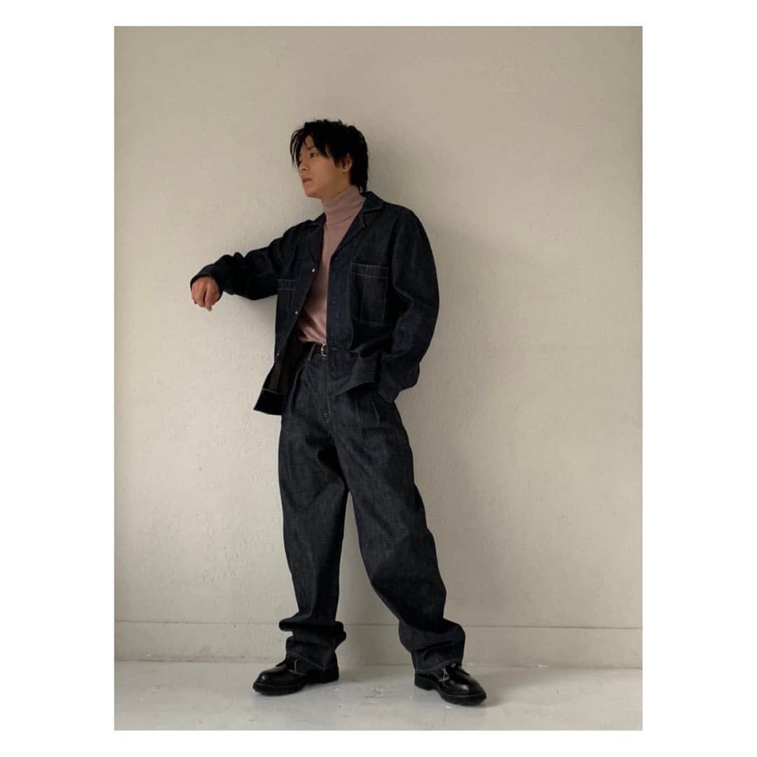猪野広樹のインスタグラム：「さてさて、大阪公演終わった次の日から早速血界戦線の稽古に参加しております…。　　  もう既に楽しいねぇ！　ザップさん。　  写真は、イノリマスグッズのオフショ…！　チケット両部とも完売致しました… 配信もあるんで是非チェックをして頂ければ…！　　  そして、今日は「俺たちはあぶなくない」第6話…！」