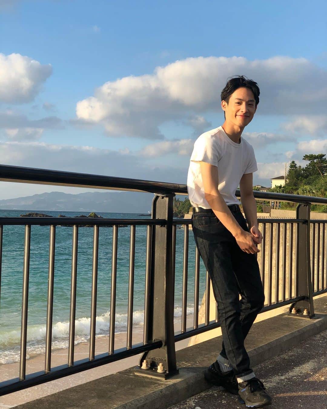 三永武明のインスタグラム：「沖縄撮影時のオフショちらり🌺ヘアメイクさんに「やせた吉田栄作だねw」と言われ調べたら、確かに…筋トレします。笑😳 #吉田栄作」