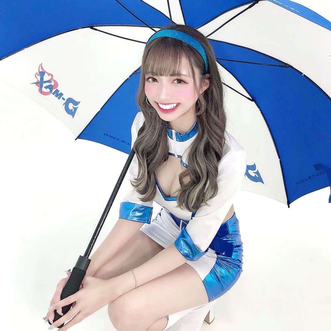 のインスタグラム：「ピン写も載せとくね♡ あやぼんもどーぞ👩‍❤️‍👩 この傘も調達したのすごすぎるよね🤣🤣🤣 #レースクィーン #ハロウィン #ハロウィンコスプレ #ハロウィン仮装 #ハロウィンパーティー #ハロウィンコス #コスプレ #高身長女子 #高身長コーデ #高身長 #ハロウィンメイク #ハロウィンホラーナイト #車好きな人と繋がりたい」