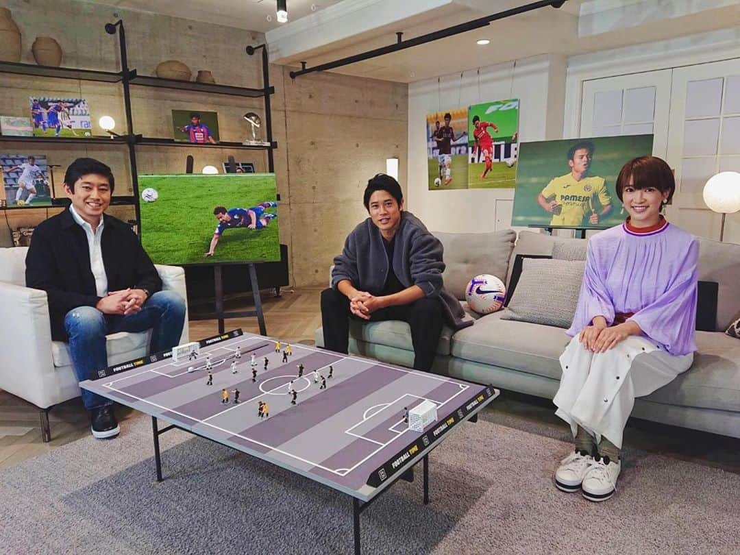 眞嶋優さんのインスタグラム写真 - (眞嶋優Instagram)「今日配信スタートのDAZN『Atsuto Uchida's FOOTBALL TIME』第3回にゲスト出演させていただきました⚽️  MCは、元サッカー選手・日本代表の内田篤人さんと、フリーアナウンサーの野村明弘さんです！  第1回,2回と配信を見ていたのですが、まさか呼んでいただけると思っていなくて、、この写真を見ても夢心地のような、不思議な気持ちになります☺️  正直に申し上げますと、海外サッカーは全くといってもいいくらい観てこなかったのですが（海外サッカーファンの方すいません🙏💦）、そんな私にもお二人が分かりやすく、さらに面白く説明して下さるので、収録後にはもっと知りたい、もっと海外サッカーを観たいと熱くなりました🔥  また、内田さんのサイドバックをやられていたからこその視点が興味深く、もし今自分がサッカー部に所属していたなら実践したいと思うようなパスの出し方、受け方の話が詰まっていました！  この番組は、世界で活躍する日本人選手の活躍や試合の解説を中心に、内田篤人さんが独自の目線や言葉で伝えて下さるので、Jリーグは好きだけど海外はあまり見ないという方も楽しめます！勿論、より細かい戦術や選手の情報など盛り沢山な内容でマニアックな方も楽しめますので、ぜひ、DAZNが見られる環境の方は、チェックしてみてください！  #dazn #footballtime  #内田篤人 さん #野村明弘 さん #眞嶋優」10月22日 20時51分 - yu_mashima