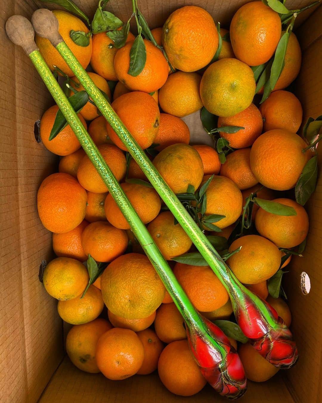 のインスタグラム：「Una combinación perfecta para potenciar nuestras defensas: vitamina c + deporte Las mejores para mi son las de @ismamegustalanaranja porque te las envía con mucho mimo y porque su sabor es increíble. Recién cortadas del árbol!!!」