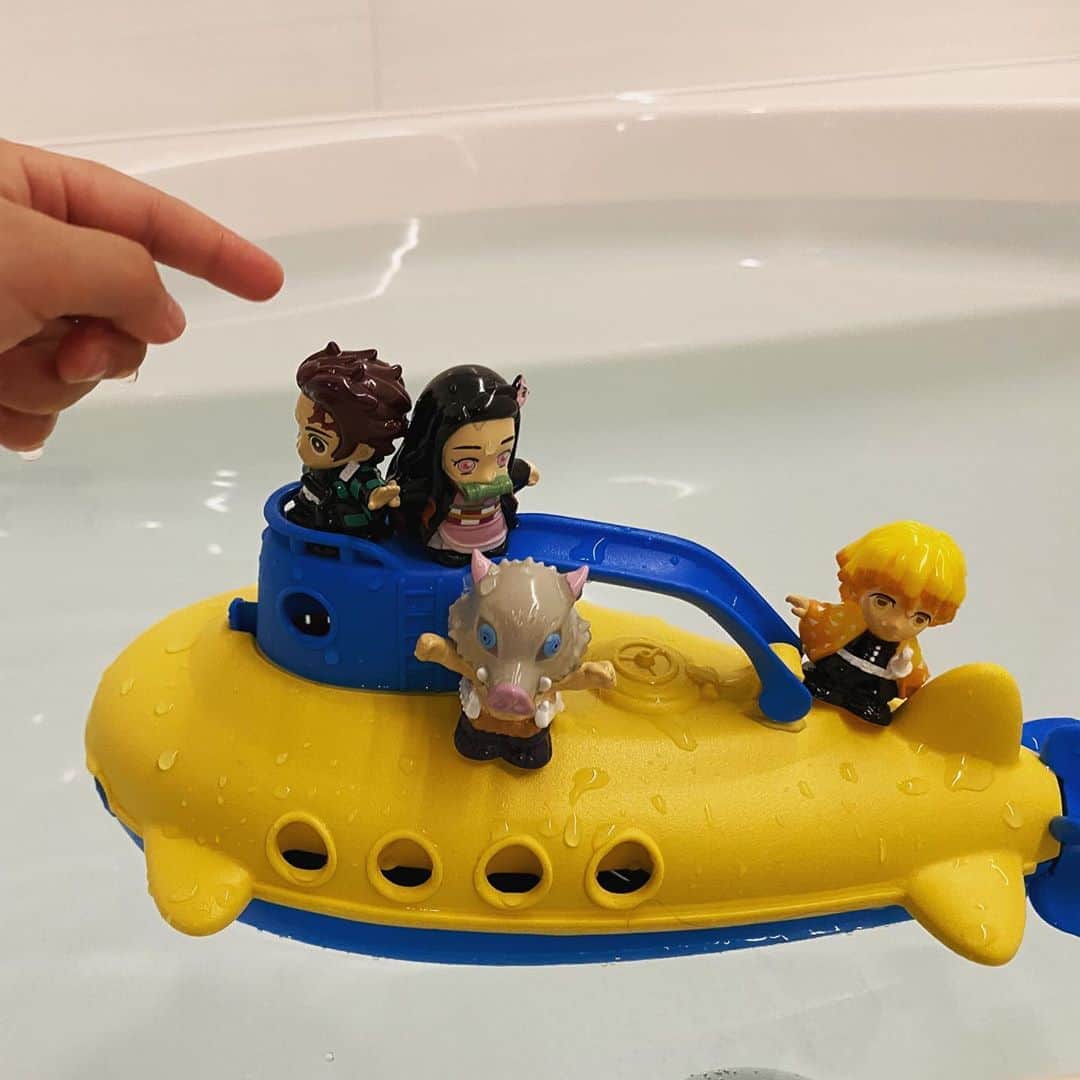 田村淳のインスタグラム：「娘とお風呂で、鬼滅の刃メンバーが潜水艦に乗るという世界観の遊びをしています…鬼がいない平和な世界でただひたすら海に潜って鬼を探す設定です。  前提として鬼がエラ呼吸なのがすごい！  鬼滅の刃で 好きなキャラクターは誰ですか？  僕は煉獄さん 娘は禰豆子 嫁は鬼舞辻 みなさんは？」