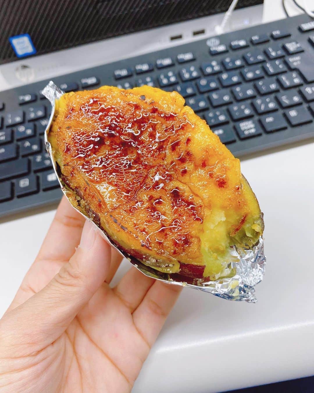 のインスタグラム：「. ある日の#おやつ  #今治 の#ケーキ屋さん #パティスリークラーベ の#スイートポテトブリュレ @patisserie_clave   表面は、きび砂糖をバーナーであぶったカラメルが✨ 外はカリ、中はとろ〜り💕 幸せあふれる秋のおやつでした😋😋😋  ちなみに、欠けてるのは、写真を撮る前に、思わずかじってしまったからです😅  #愛媛スイーツ #今治スイーツ #愛媛ケーキ屋 #今治ケーキ屋 #スイートポテト #秋 #さつまいも #秋スイーツ #さつまいもスイーツ #いも #おいしい #sweetpoteto #sweets #ehime #愛媛 #アナウンサー #女子アナ #滝香織 @kaorin_taki」