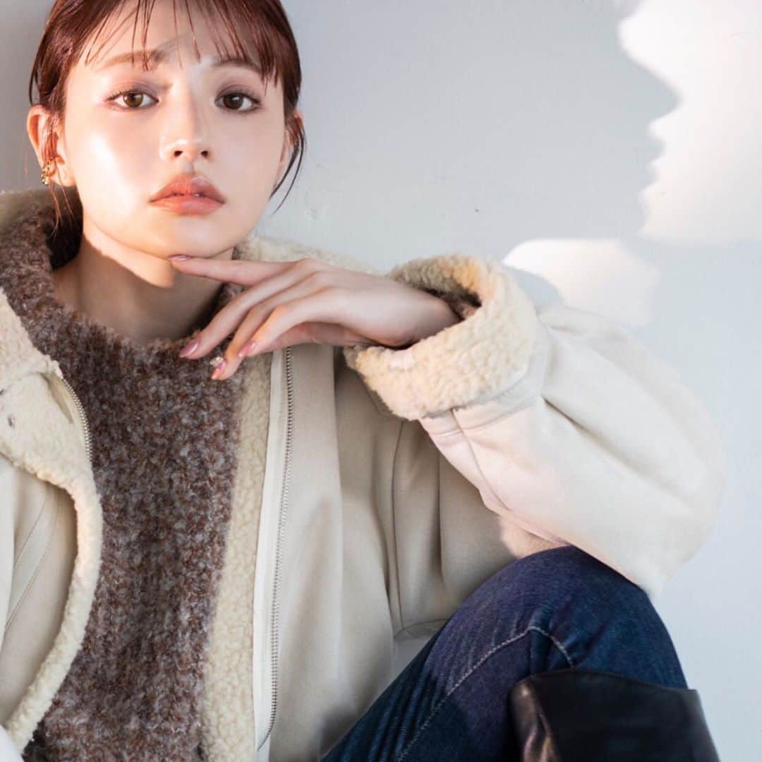 dazzlinさんのインスタグラム写真 - (dazzlinInstagram)「. . dazzlin feat. Chisato Yoshiki -------------------------------- . 吉木千沙都さん( @popochan318 )が着用する dazzlin 2020 Autumn&Winter collection vol.2 . . #ボアフェミニンブルゾン ¥13,200 【本日発売！】 . #ジュエリーボックスボトルニットトップス  ¥6,930 . #ローヒールロングブーツ ¥13,200 . . #dazzlin_chiipopo #吉木千沙都 #ちぃぽぽ . . #dazzlin#dazzlin_official#dazzlin_muse#dazzlin_autumn#dazzlin_winter#2020AW#autumn#winter#code#coordinate#preorder#aw予約#ボアコート#ボアブルゾン#ブライトジャケット#ボンバージャケット#ボトルネック#ニット#ボリュームニット#デニム#ロングブーツ#RUNWAYchannel #zozotown」10月22日 20時55分 - dazzlin_official
