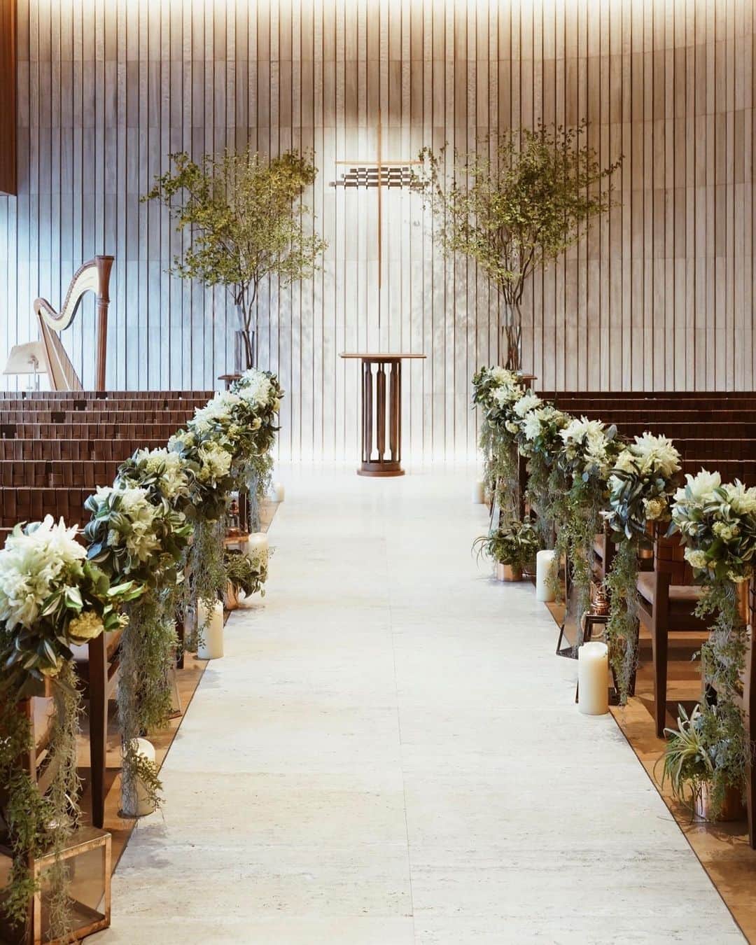 喜田彩子さんのインスタグラム写真 - (喜田彩子Instagram)「﻿ ﻿ 今回“卒花嫁”として、結婚式場探しの相談カウンター【おもてなしブライダル】というサービスに参加し、﻿ 提携の結婚式場ザ テンダーハウスにお邪魔してきました💍﻿ @omotenashi_bridal ﻿ @thetenderhouse ﻿ ﻿ ﻿ 私が結婚式を挙げたのは2007年...もう13年前ですね💦﻿ 当時、21歳だった私は結婚式に参列したこともなく、全く知識がなかったので、参列して下さった方への配慮が足りなかったかな...なんて後から思うこともあったり。。﻿ ﻿ この【おもてなしブライダル】では、ゲストの満足度アンケートをもとに、ゲストが感じた結婚式への不満やストレスなども教えて下さり、ゲストが心から楽しめるサービスを基盤にご提案してくださるので、私のように結婚式に対して何の知識もない状態の方でも安心して相談出来て、とても心強いと思います✨﻿ ﻿ もちろん、﻿ ゲストの層に合う式場探しのアドバイスもしてくださります。﻿ そんなおもてなしブライダルおススメの“ザ テンダーハウス”さんは、羽田空港のサクララウンジを手掛けた、﻿ 建築家小坂 竜さんの作品です。﻿ ﻿ 緑、光、水の自然を感じられるモダン空間で、自然素材をふんだんに取り入れたチャペルは、白いドレスが映えるように白色を使っておらず、厳かでありながらも落ち着いた雰囲気で、自然光が降り注ぎとても美しかったです♡♡﻿ ﻿ 他にも﻿ ☑︎フロア貸切だからゲストとのバッティングがない﻿ ☑︎地下一階の披露宴会場には滝が流れている﻿ ☑︎結婚式では珍しいアイランドキッチン（出来たての料理を提供）﻿ ☑︎バリアフリー(フロアが全てフラットで段差がない)﻿ ﻿ など、とても魅力的な式場でした💍﻿ ﻿ ﻿ 会場見学前には「時間とお金問題」のアドバイスや、本当に必要なこと・やりたいこと、そして実はやらなくていいことを一緒に考えてくださります！﻿ 会場見学の前に知っておけばよかったことから式場が決まってからの準備まで、全部教えてくれるサ ービスって本当有難いですよね！﻿ ﻿ 話を聞きながら、私の時もこのサービスがあればなぁ...と、﻿ 何度も思いました😅﻿ 今はオンラインやLINE相談なども対応されているそうなので、﻿ これから結婚式を考えている“プレ花嫁”さんに“卒花嫁”からのお勧めサービスです。﻿ ﻿ ﻿ ﻿ ﻿ #結婚式 #結婚式アイデア #プレ花嫁 #日本中のプレ花嫁さんと繋がりたい #花嫁準備 #卒花嫁 #卒花嫁レポ #卒花嫁さんとも繋がりたい #wedding#pr #ザテンダーハウス  #プロポーズされました #入籍しました #両家顔合わせ #花嫁準備 #結婚式準備 #式場迷子﻿ ﻿ ﻿ ﻿ ﻿」10月22日 20時55分 - ayacokida