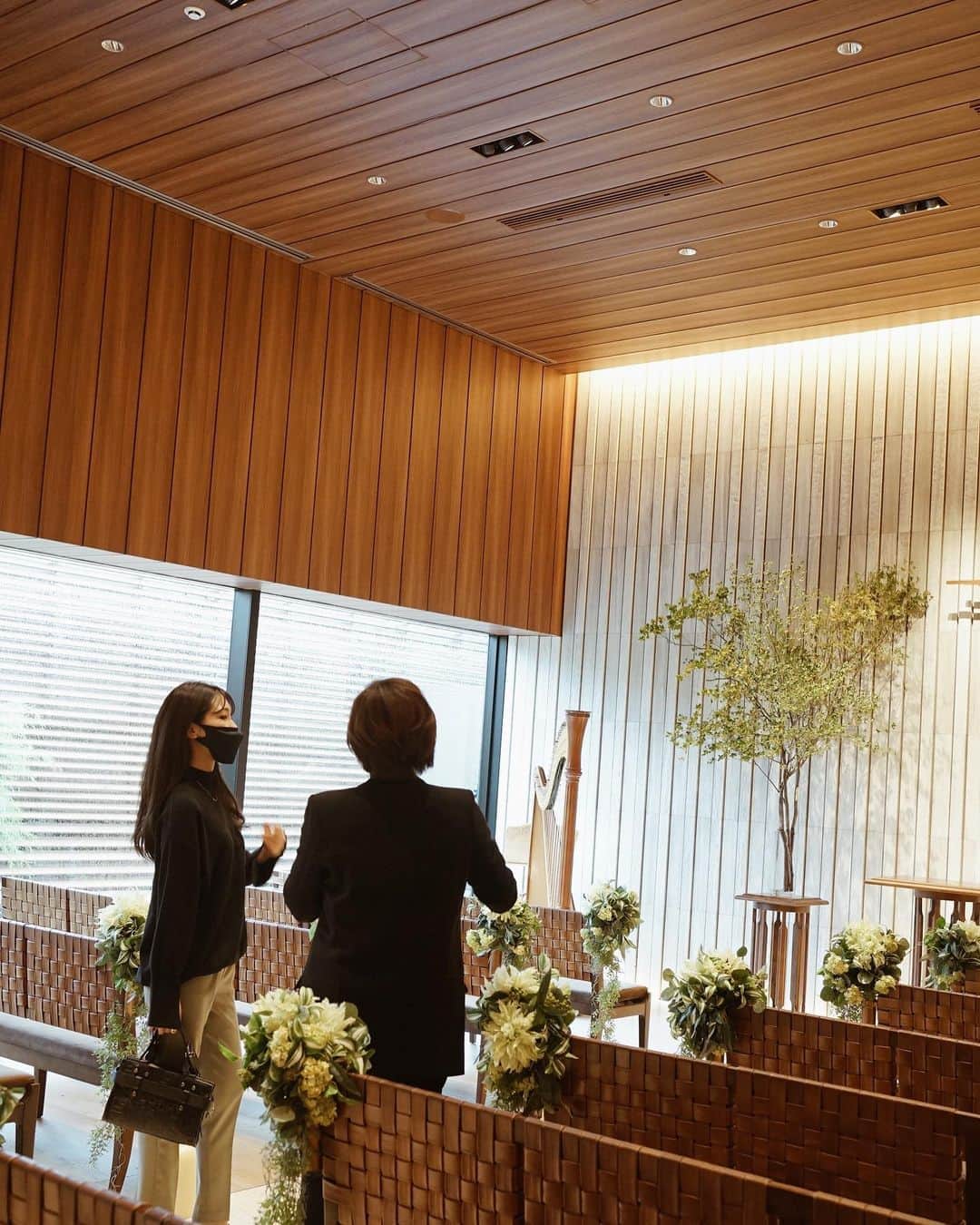 喜田彩子さんのインスタグラム写真 - (喜田彩子Instagram)「﻿ ﻿ 今回“卒花嫁”として、結婚式場探しの相談カウンター【おもてなしブライダル】というサービスに参加し、﻿ 提携の結婚式場ザ テンダーハウスにお邪魔してきました💍﻿ @omotenashi_bridal ﻿ @thetenderhouse ﻿ ﻿ ﻿ 私が結婚式を挙げたのは2007年...もう13年前ですね💦﻿ 当時、21歳だった私は結婚式に参列したこともなく、全く知識がなかったので、参列して下さった方への配慮が足りなかったかな...なんて後から思うこともあったり。。﻿ ﻿ この【おもてなしブライダル】では、ゲストの満足度アンケートをもとに、ゲストが感じた結婚式への不満やストレスなども教えて下さり、ゲストが心から楽しめるサービスを基盤にご提案してくださるので、私のように結婚式に対して何の知識もない状態の方でも安心して相談出来て、とても心強いと思います✨﻿ ﻿ もちろん、﻿ ゲストの層に合う式場探しのアドバイスもしてくださります。﻿ そんなおもてなしブライダルおススメの“ザ テンダーハウス”さんは、羽田空港のサクララウンジを手掛けた、﻿ 建築家小坂 竜さんの作品です。﻿ ﻿ 緑、光、水の自然を感じられるモダン空間で、自然素材をふんだんに取り入れたチャペルは、白いドレスが映えるように白色を使っておらず、厳かでありながらも落ち着いた雰囲気で、自然光が降り注ぎとても美しかったです♡♡﻿ ﻿ 他にも﻿ ☑︎フロア貸切だからゲストとのバッティングがない﻿ ☑︎地下一階の披露宴会場には滝が流れている﻿ ☑︎結婚式では珍しいアイランドキッチン（出来たての料理を提供）﻿ ☑︎バリアフリー(フロアが全てフラットで段差がない)﻿ ﻿ など、とても魅力的な式場でした💍﻿ ﻿ ﻿ 会場見学前には「時間とお金問題」のアドバイスや、本当に必要なこと・やりたいこと、そして実はやらなくていいことを一緒に考えてくださります！﻿ 会場見学の前に知っておけばよかったことから式場が決まってからの準備まで、全部教えてくれるサ ービスって本当有難いですよね！﻿ ﻿ 話を聞きながら、私の時もこのサービスがあればなぁ...と、﻿ 何度も思いました😅﻿ 今はオンラインやLINE相談なども対応されているそうなので、﻿ これから結婚式を考えている“プレ花嫁”さんに“卒花嫁”からのお勧めサービスです。﻿ ﻿ ﻿ ﻿ ﻿ #結婚式 #結婚式アイデア #プレ花嫁 #日本中のプレ花嫁さんと繋がりたい #花嫁準備 #卒花嫁 #卒花嫁レポ #卒花嫁さんとも繋がりたい #wedding#pr #ザテンダーハウス  #プロポーズされました #入籍しました #両家顔合わせ #花嫁準備 #結婚式準備 #式場迷子﻿ ﻿ ﻿ ﻿ ﻿」10月22日 20時55分 - ayacokida