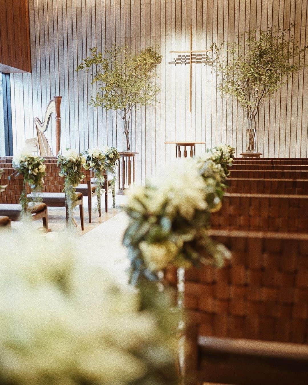 喜田彩子さんのインスタグラム写真 - (喜田彩子Instagram)「﻿ ﻿ 今回“卒花嫁”として、結婚式場探しの相談カウンター【おもてなしブライダル】というサービスに参加し、﻿ 提携の結婚式場ザ テンダーハウスにお邪魔してきました💍﻿ @omotenashi_bridal ﻿ @thetenderhouse ﻿ ﻿ ﻿ 私が結婚式を挙げたのは2007年...もう13年前ですね💦﻿ 当時、21歳だった私は結婚式に参列したこともなく、全く知識がなかったので、参列して下さった方への配慮が足りなかったかな...なんて後から思うこともあったり。。﻿ ﻿ この【おもてなしブライダル】では、ゲストの満足度アンケートをもとに、ゲストが感じた結婚式への不満やストレスなども教えて下さり、ゲストが心から楽しめるサービスを基盤にご提案してくださるので、私のように結婚式に対して何の知識もない状態の方でも安心して相談出来て、とても心強いと思います✨﻿ ﻿ もちろん、﻿ ゲストの層に合う式場探しのアドバイスもしてくださります。﻿ そんなおもてなしブライダルおススメの“ザ テンダーハウス”さんは、羽田空港のサクララウンジを手掛けた、﻿ 建築家小坂 竜さんの作品です。﻿ ﻿ 緑、光、水の自然を感じられるモダン空間で、自然素材をふんだんに取り入れたチャペルは、白いドレスが映えるように白色を使っておらず、厳かでありながらも落ち着いた雰囲気で、自然光が降り注ぎとても美しかったです♡♡﻿ ﻿ 他にも﻿ ☑︎フロア貸切だからゲストとのバッティングがない﻿ ☑︎地下一階の披露宴会場には滝が流れている﻿ ☑︎結婚式では珍しいアイランドキッチン（出来たての料理を提供）﻿ ☑︎バリアフリー(フロアが全てフラットで段差がない)﻿ ﻿ など、とても魅力的な式場でした💍﻿ ﻿ ﻿ 会場見学前には「時間とお金問題」のアドバイスや、本当に必要なこと・やりたいこと、そして実はやらなくていいことを一緒に考えてくださります！﻿ 会場見学の前に知っておけばよかったことから式場が決まってからの準備まで、全部教えてくれるサ ービスって本当有難いですよね！﻿ ﻿ 話を聞きながら、私の時もこのサービスがあればなぁ...と、﻿ 何度も思いました😅﻿ 今はオンラインやLINE相談なども対応されているそうなので、﻿ これから結婚式を考えている“プレ花嫁”さんに“卒花嫁”からのお勧めサービスです。﻿ ﻿ ﻿ ﻿ ﻿ #結婚式 #結婚式アイデア #プレ花嫁 #日本中のプレ花嫁さんと繋がりたい #花嫁準備 #卒花嫁 #卒花嫁レポ #卒花嫁さんとも繋がりたい #wedding#pr #ザテンダーハウス  #プロポーズされました #入籍しました #両家顔合わせ #花嫁準備 #結婚式準備 #式場迷子﻿ ﻿ ﻿ ﻿ ﻿」10月22日 20時55分 - ayacokida