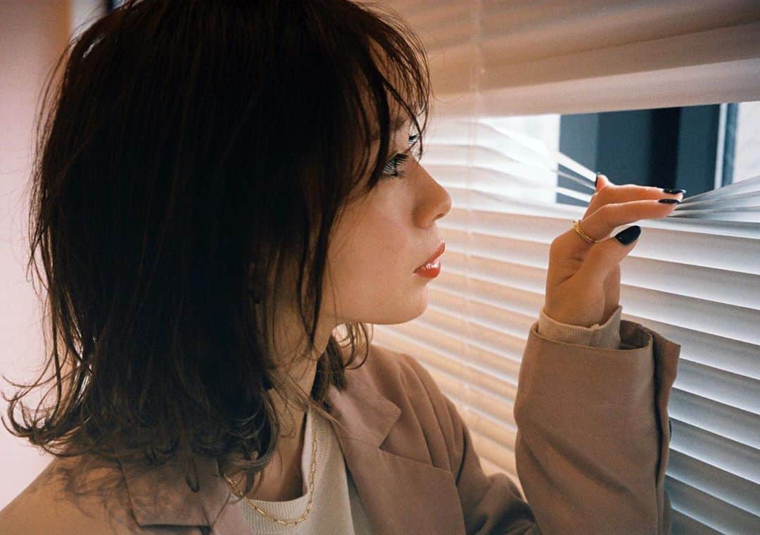 塩川裕美のインスタグラム：「. 私に"ちょうどいい"スキンケア  先月から　@iliveintokyo.ilit のアンバサダーをさせて頂いていてそこからスキンケアは毎日ILiT を使ってます👶🏻 . だいぶ肌が安定してきて大きく荒れることがなくなったなあ (一回だけ疲れ果ててメイク落としわすれた日は荒れた笑笑) . . 私的にいちばん良かった組み合わせは cc美容液→化粧水→クリーム→バター がじぶん的いちばん安定🌿 (美容液以外はILiTをつかってます) . けちったりせず使えるからプチプラで続けやすいのもめちゃくちゃポイント高いよね☁️」