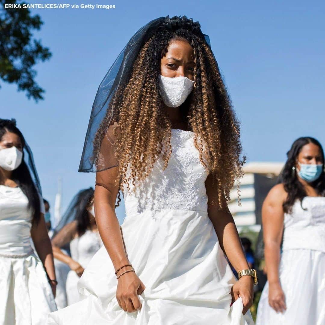 ABC Newsさんのインスタグラム写真 - (ABC NewsInstagram)「Students from the Autonomous University participate in the tenth edition of the “March of the Brides,” which aims to highlight domestic violence in the Dominican Republic.」10月22日 20時57分 - abcnews