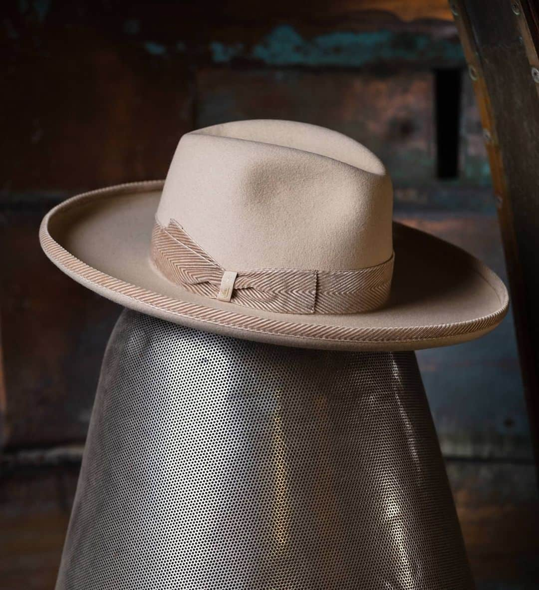 ボルサリーノさんのインスタグラム写真 - (ボルサリーノInstagram)「The quest for Superior Quality always comes out on top. #Borsalino‘s #FW20 large brim Anello Herringbone model in beige SQ shaved felt with a velvet ribbed border and matching hat band. Find this special style and more now on www.borsalino.com⁠ ⁠ Ph @helmutberta」10月22日 21時01分 - borsalino_world