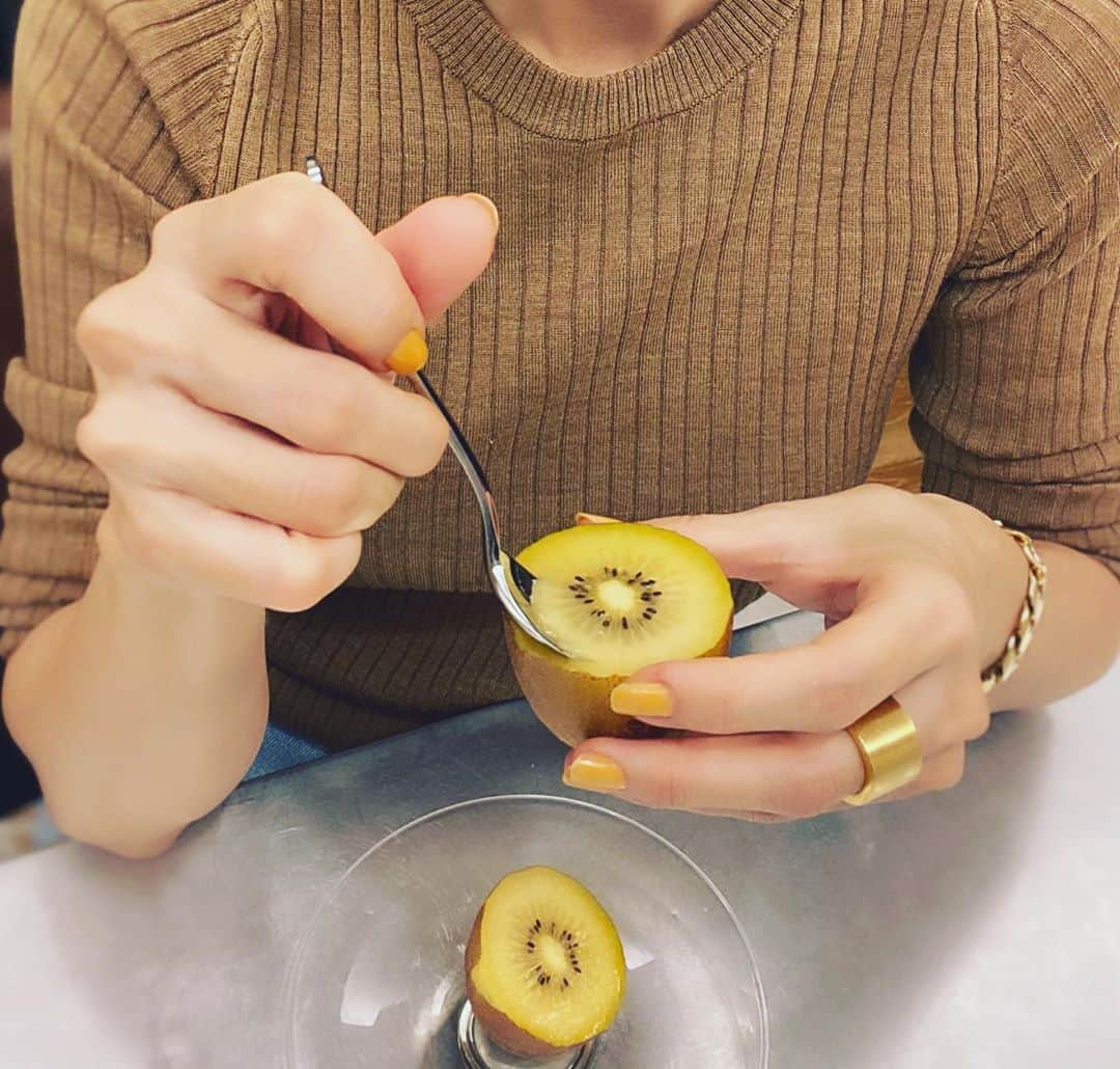 神崎恵さんのインスタグラム写真 - (神崎恵Instagram)「ゴールドキウイと黄色の爪がなんてこった、可愛すぎる🥝🥝🥝 日常の中にあるこんな瞬間がたまらない🤤  母からお菓子がいっぱい詰め込まれたダンボールが届きました。 開けたら実家のにおいがして。 ダンボールって、においまで届けてくれるのね📦🥺とあったかく、ホロリとした夕方でした。 やさしいにおい。」10月22日 21時00分 - megumi_kanzaki