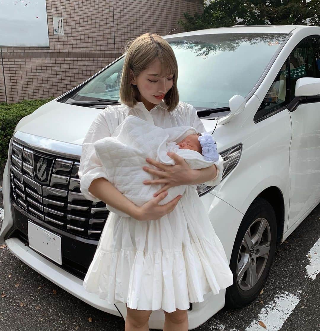 りえさんのインスタグラム写真 - (りえInstagram)「本日退院しました👶🏻✨  やっと、彼や家族に会わせられる日だから、前日からるんるんで寝れなかった🥺笑  私の病院はコロナで面会等完全NG、私が病棟の外に出るのもNGだったから、7日ぶりの外の空気は最高でしたん🤞🏻  今日は家族に激愛されて、ベビたんも幸せそうな1日でした👶🏻💓  お天気も雨予報だったのに、晴れて暖かくて気分最高でしたん👧🏻💗  #出産報告#出産#女の子ベビー#女の子ママ#赤ちゃんのいる生活#赤ちゃんのいる暮らし#退院#初ママ#ママライフ#女の子baby#ベビー」10月22日 21時02分 - ririri060800