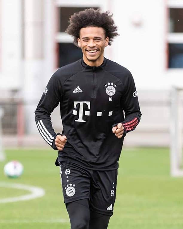 のインスタグラム：「Welcome back to team training, @leroysane19! 🙌😃 #packmas #MiaSanMia #FCBayern」