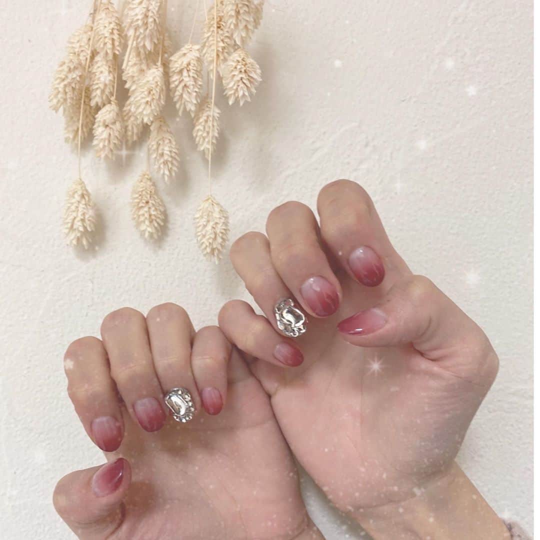 為近あんなさんのインスタグラム写真 - (為近あんなInstagram)「数年ぶりにローラポンポニーさんへネイル🥰 初めてのキラキラ埋めつくし☺️☆*。 ネイルは人を幸せにするのだ  #ローラポンポニー  #秋ネイル」10月22日 21時05分 - tamechika_anna