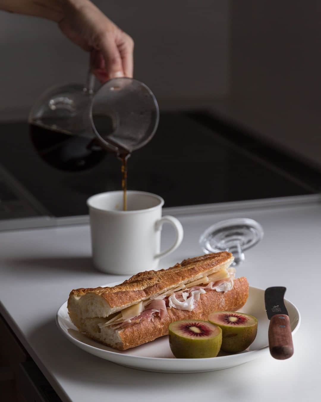 ムクリ［mukuri］さんのインスタグラム写真 - (ムクリ［mukuri］Instagram)「週2日のお楽しみ。私の朝時間〜パンのある暮らし（mina.wtさん／あの人の暮らしが素敵な理由）  1日のエネルギー源となる朝食の時間を大切にしているminaさん。週に2日ある休日の朝はテーブルコーデもいつもより丁寧に、そしてちょっとだけ贅沢に過ごすように心掛けているそう。  お気に入りの道具たちに囲まれながら朝食の準備をするのは至福の時間。食卓にはパンの美味しそうな香りと、丁寧にハンドドリップした珈琲の芳醇な香りが漂います。  写真を見ているだけで、こんがりと焼けたパンの香りを連想してしまいますよね（笑）  心も身体も癒されて日常の生活の活力となるパンのある暮らし、ぜひご覧くださいね♪  specialthanks @mina.wt ・ （編集：megu）  ▶詳細はプロフィールのURLよりご覧ください プロフィールはこちらから @mukuri_official ・  #朝時間#珈琲時間 #コーヒーのある暮らし #エイラス #パンケーキ#パン好き #珈琲好き#暮らしの道具#日々の暮らし#テーブルフォト#丁寧な暮らし#暮らしを楽しむ#うつわ好き#うつわ#ライフスタイル#igersjp#ig_japan #주방인테리어#아침밥#キッチン#kitchen#うつわのある暮らし#おうち時間#マイホーム#日々#暮らし#暮らしの編集#ムクリ」10月22日 21時06分 - mukuri_official