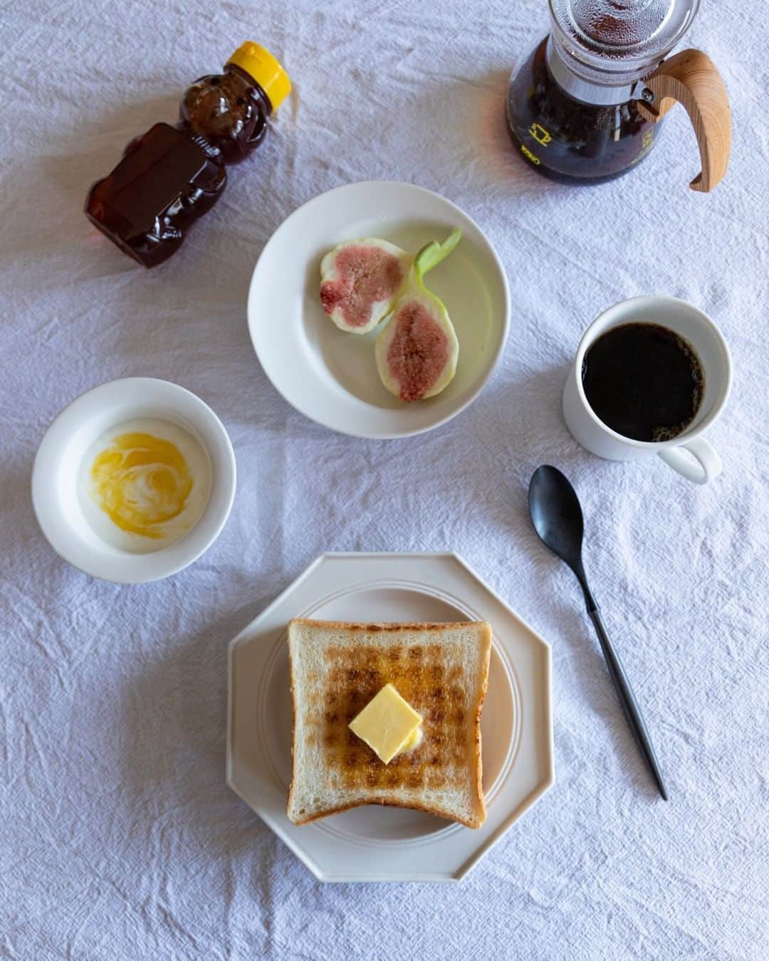 ムクリ［mukuri］さんのインスタグラム写真 - (ムクリ［mukuri］Instagram)「週2日のお楽しみ。私の朝時間〜パンのある暮らし（mina.wtさん／あの人の暮らしが素敵な理由）  1日のエネルギー源となる朝食の時間を大切にしているminaさん。週に2日ある休日の朝はテーブルコーデもいつもより丁寧に、そしてちょっとだけ贅沢に過ごすように心掛けているそう。  お気に入りの道具たちに囲まれながら朝食の準備をするのは至福の時間。食卓にはパンの美味しそうな香りと、丁寧にハンドドリップした珈琲の芳醇な香りが漂います。  写真を見ているだけで、こんがりと焼けたパンの香りを連想してしまいますよね（笑）  心も身体も癒されて日常の生活の活力となるパンのある暮らし、ぜひご覧くださいね♪  specialthanks @mina.wt ・ （編集：megu）  ▶詳細はプロフィールのURLよりご覧ください プロフィールはこちらから @mukuri_official ・  #朝時間#珈琲時間 #コーヒーのある暮らし #エイラス #パンケーキ#パン好き #珈琲好き#暮らしの道具#日々の暮らし#テーブルフォト#丁寧な暮らし#暮らしを楽しむ#うつわ好き#うつわ#ライフスタイル#igersjp#ig_japan #주방인테리어#아침밥#キッチン#kitchen#うつわのある暮らし#おうち時間#マイホーム#日々#暮らし#暮らしの編集#ムクリ」10月22日 21時06分 - mukuri_official