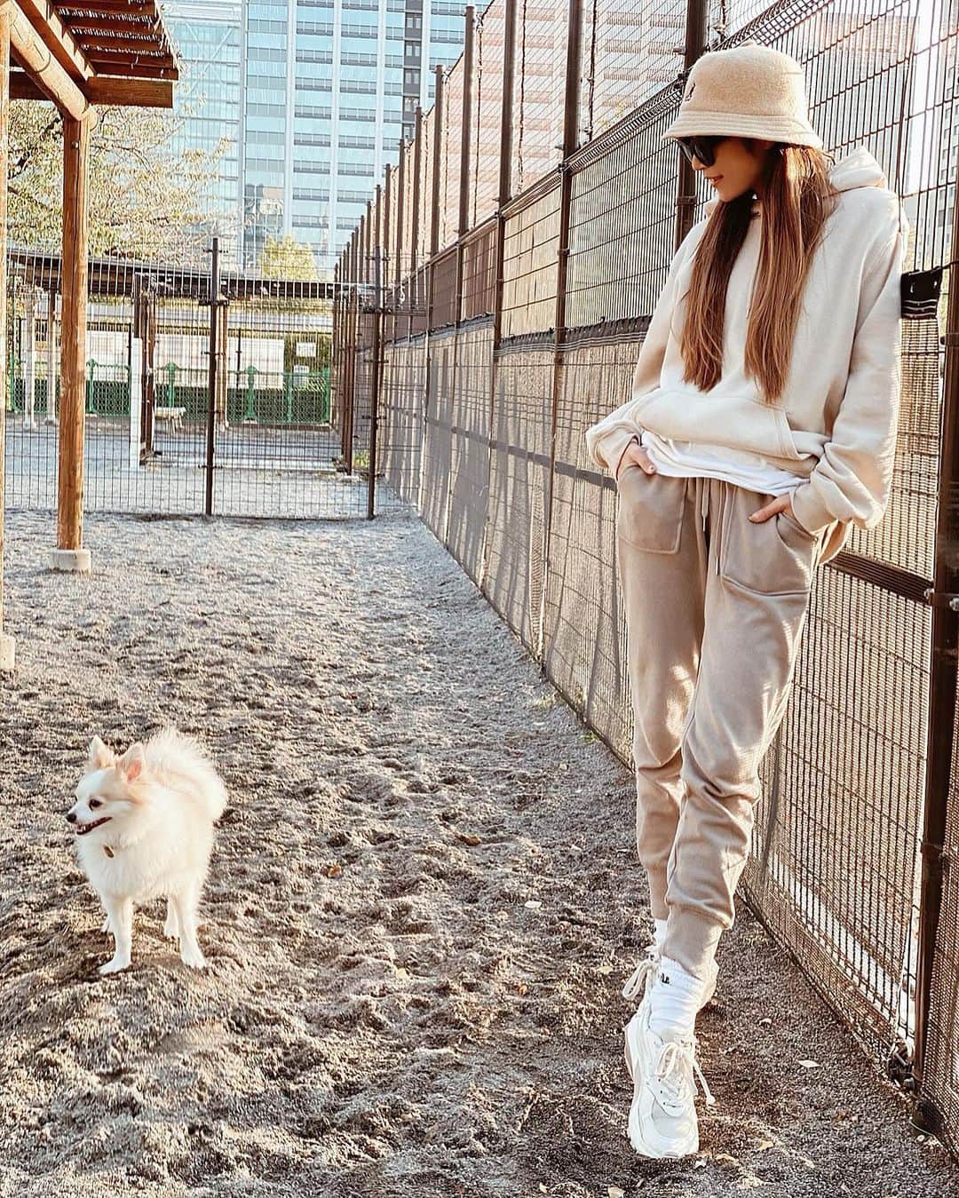 佐藤あずみさんのインスタグラム写真 - (佐藤あずみInstagram)「ラテコーデ☕️ スウェットラヴァー🤎  中学生の時もずーっとスウェット生活大好きだったな✨ 昔は誰よりもダボダボのスウェットが良かったけど今はスマートになりました！ よっ大人👏🏽😂  #outfits #coordinate #fashion #ootd #dogpark #doglife #doglover #きょこ #私服 #コーデ #ドッグラン #スウェットコーデ #ラテコーデ #ドッグランコーデ」10月22日 21時06分 - azumisato0330