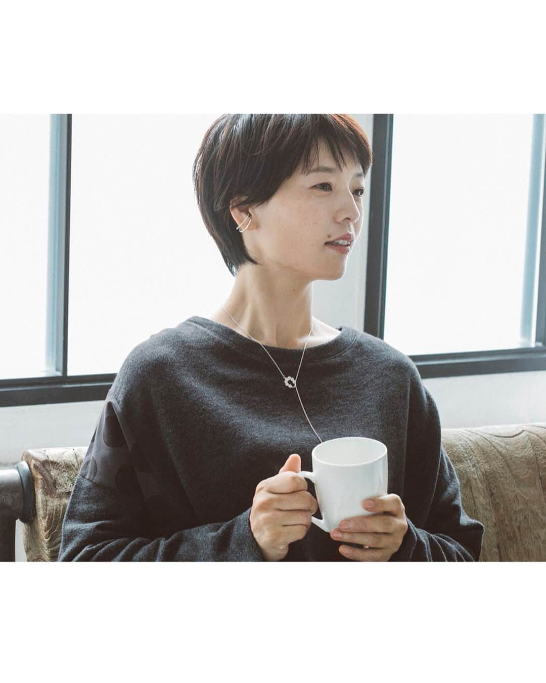 ナチュランさんのインスタグラム写真 - (ナチュランInstagram)「着心地のよさを大切にしつつ個性を活かした服づくりをしている「corail」から、落ち着いたカラーリングがシックな秋の新作が届きました。﻿ シンプルながらもさりげない“主張”で遊び心あふれる「a.depeche」のアクセサリーとの、大人っぽさが光る着こなしをご紹介します。﻿ ﻿ ﻿ -----------﻿ ■Lumenal リング drip dot［ADP-2G48-0224-A］﻿ ■Lumenal リング dot cross［ADP-2G48-0223-A］﻿ ■Lumenal リング dot double［ADP-2G48-0222-A］﻿ ■infini double イヤーカフ［ADP-2G48-0228-A］﻿ 自然の中から生まれる様々な光の粒を表現したシリーズ「Lumènal ( ルメナル )」 ﻿ ﻿ -----------﻿ ■度甘メランジ裏毛 ウエスト切替タックワンピース［ETR-2A48-0327-A］﻿ 上部の生地はあたたかな裏毛仕立て。ストライプ柄の縦長効果でスタイル良く見せてくれます。﻿ ﻿ ﻿ -----------﻿ ■カシミヤタッチポリウール スタンドネックコクーンコート［ETR-2A48-0328-A］﻿ カシミヤのように柔らかくて滑らかなウール混の生地で仕立てました。大人っぽさが漂うコクーンシルエットは、デザイン性もありながら重ね着がしやすい嬉しいメリットも。﻿ ﻿ ﻿ -----------﻿ ■Lumenal イヤーカフ dot［ADP-2G48-0220-A］﻿ ポコポコと立体的なドットモチーフが、華奢ながらも耳元に存在感を与えます。﻿ ﻿ ■Lumenal イヤーカフ standard［ADP-2G48-0221-A］﻿ 合わせるテイストを選ばず、どんなシーンでも重宝します。﻿ ﻿ ■Lumenal ラリエット sun［ADP-2G48-0226-A］﻿ 太陽をイメージした印象的なモチーフと繊細なチェーンが特徴的。﻿ ﻿ -----------﻿ ■度甘メランジ裏毛 布帛切替ボックスプルオーバー［ETR-2A48-0332-A］﻿ ■コットンレーヨンギャバジン バルーンパンツ［ETR-2A48-0333-A］﻿ 素材切り替えや裾のデザインなどわくわくするディティールが盛り込まれたプルオーバー。後ろにドット柄があしらわれ、さまざまな表情を楽しめます。﻿ 股上を深めにとった作りのバルーンパンツは裾にギャザーを寄せ、ボリュームのあるシルエットに仕立てました。﻿ ﻿ ﻿ -----------﻿ ■カシミヤタッチポリウール フードコート［ETR-2A48-0334-A］﻿ 品のよさを感じさせるチャコールグレーに大きなフードとボタンが可愛らしいアクセント。重ね着をしてもゆったりとしたデザインです。﻿ ﻿ ﻿ -----------﻿ ■infini double イヤーカフ［ADP-2G48-0227-B］﻿ フランス語で無限を意味する「infini」シリーズ ﻿ ﻿ -----------﻿ ■ポリレーヨンギャバジン 衿袖リブ裾絞りプルオーバー［ETR-2A48-0331-A］﻿ ■コットンレーヨンギャバジン 裾段差スリットスカート［ETR-2A48-0329-A］﻿ 襟と袖のリブがカジュアルな雰囲気と生地の風合いからは品のよさが滲み出るプルオーバー。﻿ 裾の長さが異なるアシンメトリースカート。シンプルなトップスと合わせてもひと味違った存在感のあるスタイリングに。﻿ ﻿ ﻿ -----------﻿ ■ベロア裏毛 ドルマンフードブルゾン［ETR-2A48-0330-A］﻿ 優しげな色味と大きなフードが特徴のブルゾン。表地はコットン100%、裏地にはポリエステルのベロア裏毛で温かく仕上げました。これからの寒い季節に重宝します。﻿ ﻿ ﻿ ﻿ ﻿ ﻿ ﻿ ------------------------------﻿ ▶️お買いものは写真内のタグをタップしてくださいね。またはプロフィールからもナチュランへリンクしています。→@natulan_official﻿ ﻿ ▶️写真内のタグは、販売中でも消えている場合がございます。ぜひ、ナチュランの検索窓から、注文番号又は商品名を、検索してみてくださいね。﻿ ﻿ ▶️プロフィール画面では、季節のおすすめ商品や、再入荷情報をご紹介しています。ぜひ、ご覧くださいませ。→@natulan_official﻿ ﻿ ----------- #lifewear #fashion #今日のコーデ #コーディネート #ファッション #ナチュラル #ナチュラン #natulan #日々の暮らし #暮らしを楽しむ #シンプルライフ #シンプルコーデ #大人女子 #大人コーデ #ナチュラルコーデ #ワンピース」10月22日 21時17分 - natulan_official