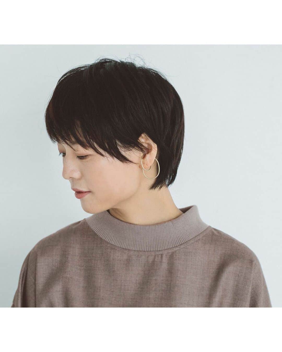 ナチュランさんのインスタグラム写真 - (ナチュランInstagram)「着心地のよさを大切にしつつ個性を活かした服づくりをしている「corail」から、落ち着いたカラーリングがシックな秋の新作が届きました。﻿ シンプルながらもさりげない“主張”で遊び心あふれる「a.depeche」のアクセサリーとの、大人っぽさが光る着こなしをご紹介します。﻿ ﻿ ﻿ -----------﻿ ■Lumenal リング drip dot［ADP-2G48-0224-A］﻿ ■Lumenal リング dot cross［ADP-2G48-0223-A］﻿ ■Lumenal リング dot double［ADP-2G48-0222-A］﻿ ■infini double イヤーカフ［ADP-2G48-0228-A］﻿ 自然の中から生まれる様々な光の粒を表現したシリーズ「Lumènal ( ルメナル )」 ﻿ ﻿ -----------﻿ ■度甘メランジ裏毛 ウエスト切替タックワンピース［ETR-2A48-0327-A］﻿ 上部の生地はあたたかな裏毛仕立て。ストライプ柄の縦長効果でスタイル良く見せてくれます。﻿ ﻿ ﻿ -----------﻿ ■カシミヤタッチポリウール スタンドネックコクーンコート［ETR-2A48-0328-A］﻿ カシミヤのように柔らかくて滑らかなウール混の生地で仕立てました。大人っぽさが漂うコクーンシルエットは、デザイン性もありながら重ね着がしやすい嬉しいメリットも。﻿ ﻿ ﻿ -----------﻿ ■Lumenal イヤーカフ dot［ADP-2G48-0220-A］﻿ ポコポコと立体的なドットモチーフが、華奢ながらも耳元に存在感を与えます。﻿ ﻿ ■Lumenal イヤーカフ standard［ADP-2G48-0221-A］﻿ 合わせるテイストを選ばず、どんなシーンでも重宝します。﻿ ﻿ ■Lumenal ラリエット sun［ADP-2G48-0226-A］﻿ 太陽をイメージした印象的なモチーフと繊細なチェーンが特徴的。﻿ ﻿ -----------﻿ ■度甘メランジ裏毛 布帛切替ボックスプルオーバー［ETR-2A48-0332-A］﻿ ■コットンレーヨンギャバジン バルーンパンツ［ETR-2A48-0333-A］﻿ 素材切り替えや裾のデザインなどわくわくするディティールが盛り込まれたプルオーバー。後ろにドット柄があしらわれ、さまざまな表情を楽しめます。﻿ 股上を深めにとった作りのバルーンパンツは裾にギャザーを寄せ、ボリュームのあるシルエットに仕立てました。﻿ ﻿ ﻿ -----------﻿ ■カシミヤタッチポリウール フードコート［ETR-2A48-0334-A］﻿ 品のよさを感じさせるチャコールグレーに大きなフードとボタンが可愛らしいアクセント。重ね着をしてもゆったりとしたデザインです。﻿ ﻿ ﻿ -----------﻿ ■infini double イヤーカフ［ADP-2G48-0227-B］﻿ フランス語で無限を意味する「infini」シリーズ ﻿ ﻿ -----------﻿ ■ポリレーヨンギャバジン 衿袖リブ裾絞りプルオーバー［ETR-2A48-0331-A］﻿ ■コットンレーヨンギャバジン 裾段差スリットスカート［ETR-2A48-0329-A］﻿ 襟と袖のリブがカジュアルな雰囲気と生地の風合いからは品のよさが滲み出るプルオーバー。﻿ 裾の長さが異なるアシンメトリースカート。シンプルなトップスと合わせてもひと味違った存在感のあるスタイリングに。﻿ ﻿ ﻿ -----------﻿ ■ベロア裏毛 ドルマンフードブルゾン［ETR-2A48-0330-A］﻿ 優しげな色味と大きなフードが特徴のブルゾン。表地はコットン100%、裏地にはポリエステルのベロア裏毛で温かく仕上げました。これからの寒い季節に重宝します。﻿ ﻿ ﻿ ﻿ ﻿ ﻿ ﻿ ------------------------------﻿ ▶️お買いものは写真内のタグをタップしてくださいね。またはプロフィールからもナチュランへリンクしています。→@natulan_official﻿ ﻿ ▶️写真内のタグは、販売中でも消えている場合がございます。ぜひ、ナチュランの検索窓から、注文番号又は商品名を、検索してみてくださいね。﻿ ﻿ ▶️プロフィール画面では、季節のおすすめ商品や、再入荷情報をご紹介しています。ぜひ、ご覧くださいませ。→@natulan_official﻿ ﻿ ----------- #lifewear #fashion #今日のコーデ #コーディネート #ファッション #ナチュラル #ナチュラン #natulan #日々の暮らし #暮らしを楽しむ #シンプルライフ #シンプルコーデ #大人女子 #大人コーデ #ナチュラルコーデ #ワンピース」10月22日 21時17分 - natulan_official