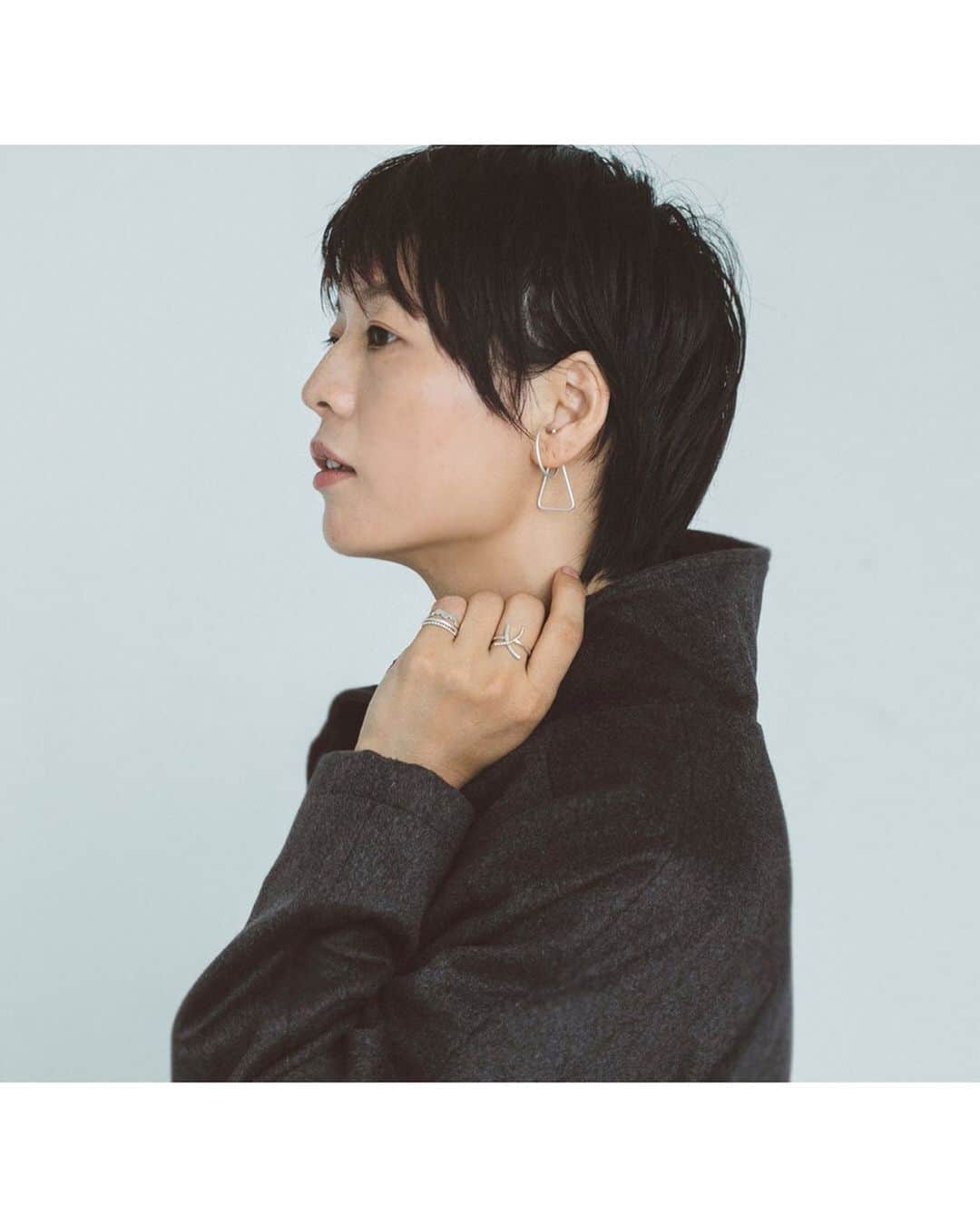 ナチュランさんのインスタグラム写真 - (ナチュランInstagram)「着心地のよさを大切にしつつ個性を活かした服づくりをしている「corail」から、落ち着いたカラーリングがシックな秋の新作が届きました。﻿ シンプルながらもさりげない“主張”で遊び心あふれる「a.depeche」のアクセサリーとの、大人っぽさが光る着こなしをご紹介します。﻿ ﻿ ﻿ -----------﻿ ■Lumenal リング drip dot［ADP-2G48-0224-A］﻿ ■Lumenal リング dot cross［ADP-2G48-0223-A］﻿ ■Lumenal リング dot double［ADP-2G48-0222-A］﻿ ■infini double イヤーカフ［ADP-2G48-0228-A］﻿ 自然の中から生まれる様々な光の粒を表現したシリーズ「Lumènal ( ルメナル )」 ﻿ ﻿ -----------﻿ ■度甘メランジ裏毛 ウエスト切替タックワンピース［ETR-2A48-0327-A］﻿ 上部の生地はあたたかな裏毛仕立て。ストライプ柄の縦長効果でスタイル良く見せてくれます。﻿ ﻿ ﻿ -----------﻿ ■カシミヤタッチポリウール スタンドネックコクーンコート［ETR-2A48-0328-A］﻿ カシミヤのように柔らかくて滑らかなウール混の生地で仕立てました。大人っぽさが漂うコクーンシルエットは、デザイン性もありながら重ね着がしやすい嬉しいメリットも。﻿ ﻿ ﻿ -----------﻿ ■Lumenal イヤーカフ dot［ADP-2G48-0220-A］﻿ ポコポコと立体的なドットモチーフが、華奢ながらも耳元に存在感を与えます。﻿ ﻿ ■Lumenal イヤーカフ standard［ADP-2G48-0221-A］﻿ 合わせるテイストを選ばず、どんなシーンでも重宝します。﻿ ﻿ ■Lumenal ラリエット sun［ADP-2G48-0226-A］﻿ 太陽をイメージした印象的なモチーフと繊細なチェーンが特徴的。﻿ ﻿ -----------﻿ ■度甘メランジ裏毛 布帛切替ボックスプルオーバー［ETR-2A48-0332-A］﻿ ■コットンレーヨンギャバジン バルーンパンツ［ETR-2A48-0333-A］﻿ 素材切り替えや裾のデザインなどわくわくするディティールが盛り込まれたプルオーバー。後ろにドット柄があしらわれ、さまざまな表情を楽しめます。﻿ 股上を深めにとった作りのバルーンパンツは裾にギャザーを寄せ、ボリュームのあるシルエットに仕立てました。﻿ ﻿ ﻿ -----------﻿ ■カシミヤタッチポリウール フードコート［ETR-2A48-0334-A］﻿ 品のよさを感じさせるチャコールグレーに大きなフードとボタンが可愛らしいアクセント。重ね着をしてもゆったりとしたデザインです。﻿ ﻿ ﻿ -----------﻿ ■infini double イヤーカフ［ADP-2G48-0227-B］﻿ フランス語で無限を意味する「infini」シリーズ ﻿ ﻿ -----------﻿ ■ポリレーヨンギャバジン 衿袖リブ裾絞りプルオーバー［ETR-2A48-0331-A］﻿ ■コットンレーヨンギャバジン 裾段差スリットスカート［ETR-2A48-0329-A］﻿ 襟と袖のリブがカジュアルな雰囲気と生地の風合いからは品のよさが滲み出るプルオーバー。﻿ 裾の長さが異なるアシンメトリースカート。シンプルなトップスと合わせてもひと味違った存在感のあるスタイリングに。﻿ ﻿ ﻿ -----------﻿ ■ベロア裏毛 ドルマンフードブルゾン［ETR-2A48-0330-A］﻿ 優しげな色味と大きなフードが特徴のブルゾン。表地はコットン100%、裏地にはポリエステルのベロア裏毛で温かく仕上げました。これからの寒い季節に重宝します。﻿ ﻿ ﻿ ﻿ ﻿ ﻿ ﻿ ------------------------------﻿ ▶️お買いものは写真内のタグをタップしてくださいね。またはプロフィールからもナチュランへリンクしています。→@natulan_official﻿ ﻿ ▶️写真内のタグは、販売中でも消えている場合がございます。ぜひ、ナチュランの検索窓から、注文番号又は商品名を、検索してみてくださいね。﻿ ﻿ ▶️プロフィール画面では、季節のおすすめ商品や、再入荷情報をご紹介しています。ぜひ、ご覧くださいませ。→@natulan_official﻿ ﻿ ----------- #lifewear #fashion #今日のコーデ #コーディネート #ファッション #ナチュラル #ナチュラン #natulan #日々の暮らし #暮らしを楽しむ #シンプルライフ #シンプルコーデ #大人女子 #大人コーデ #ナチュラルコーデ #ワンピース」10月22日 21時17分 - natulan_official